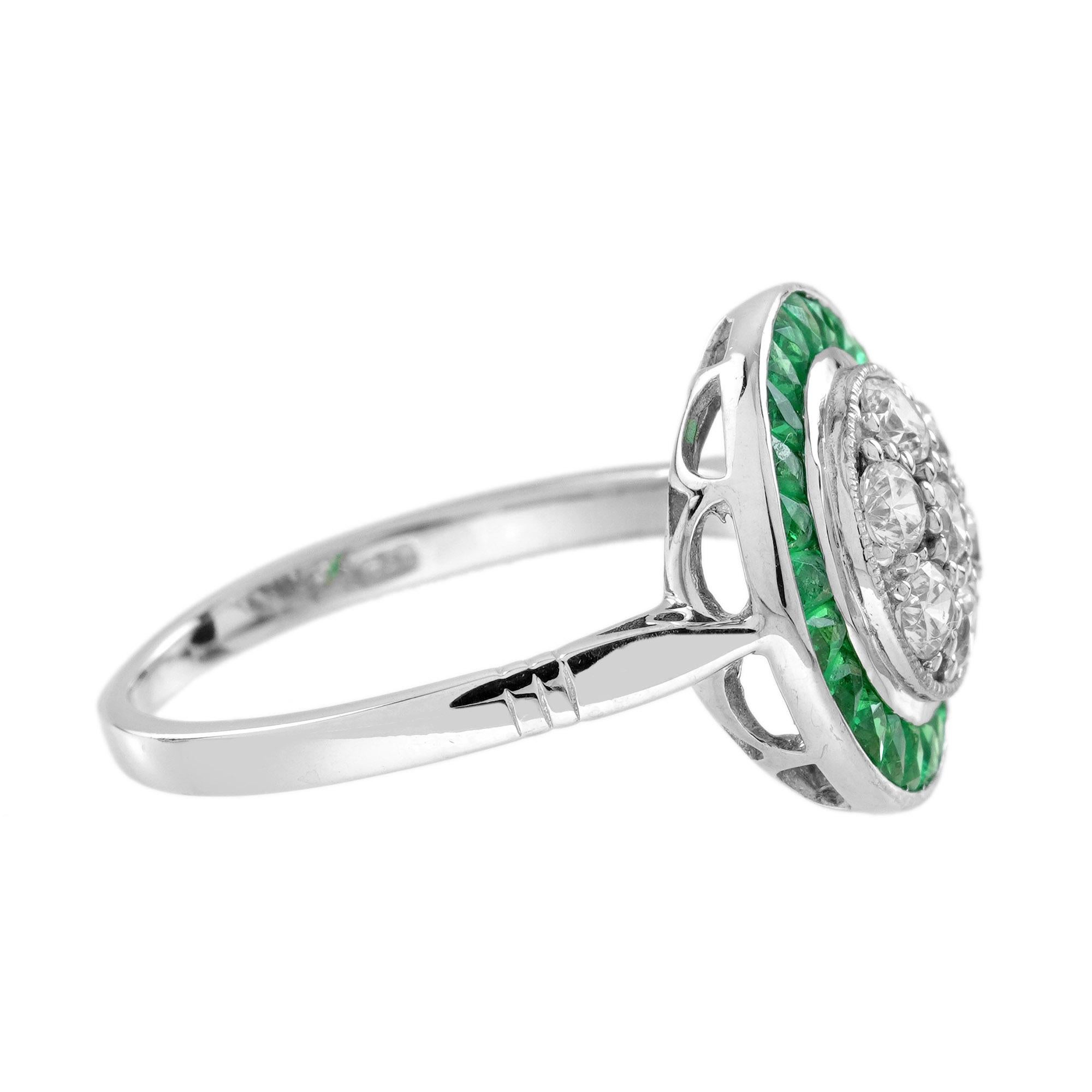 Art déco Bague en or blanc de style Art Deco avec grappe de diamants et émeraude verte en serti clos en vente