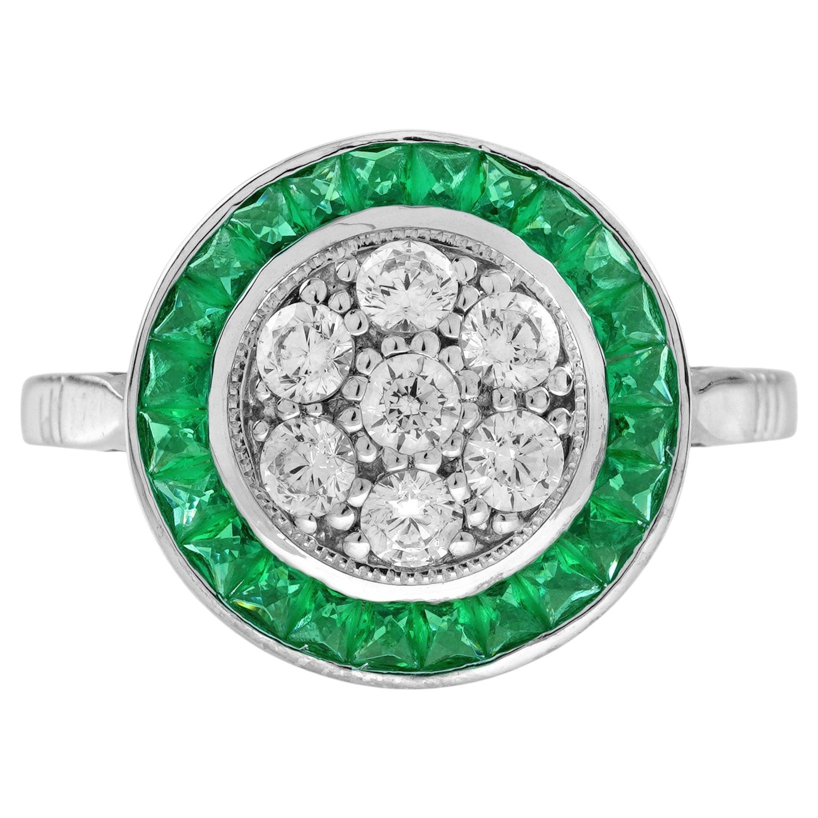 Bague en or blanc de style Art Deco avec grappe de diamants et émeraude verte en serti clos en vente