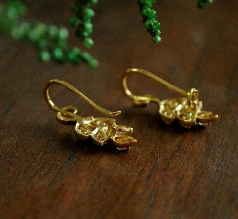 Diamant Cluster Huggies Ohrring Blatt Weinrebe 14k Gold (Rundschliff) im Angebot