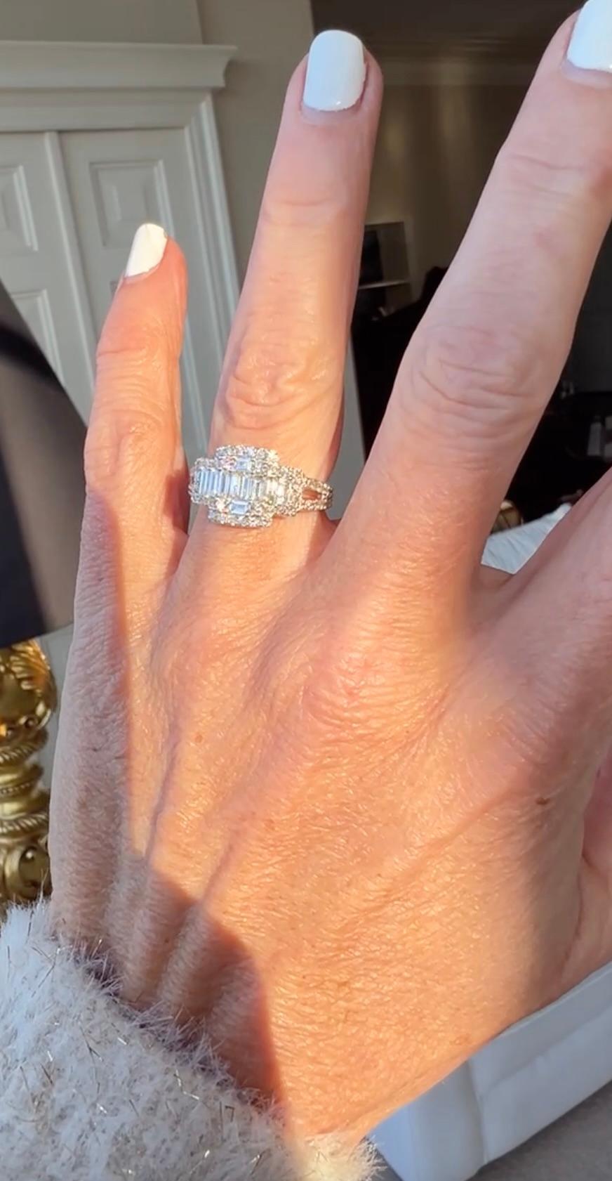 Anello con cluster di diamanti con incastonatura a illusione in oro 18 carati in vendita 1