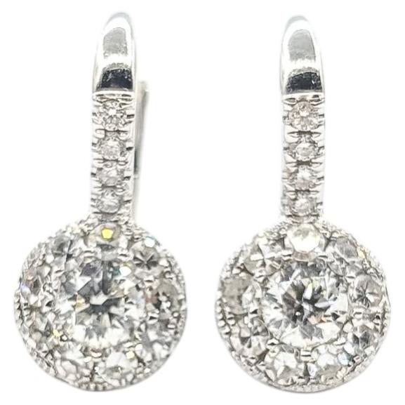 Boucles d'oreilles à fermoir à levier avec motif de grappe de diamants, en or blanc 14 carats