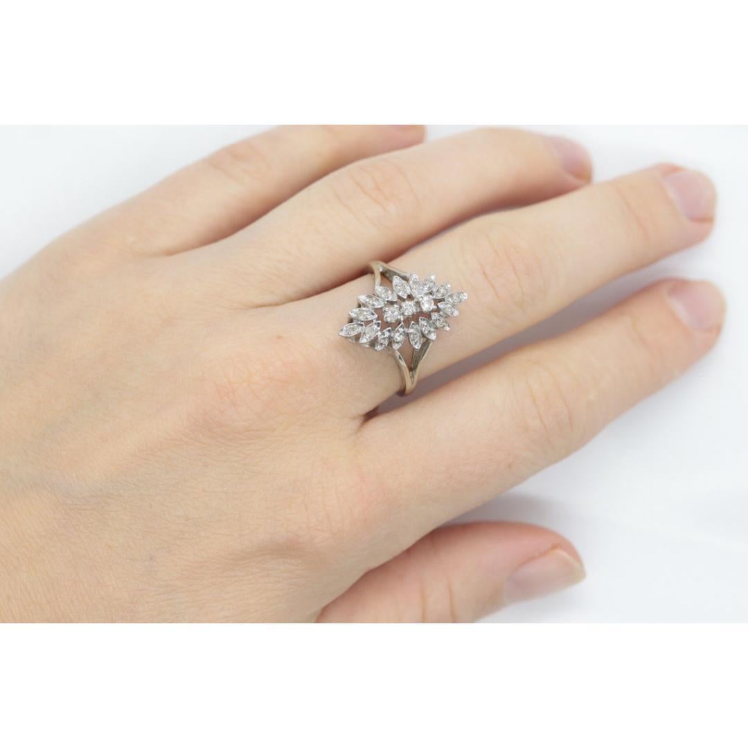 Vintage degli anni '80
Materiali: Platino
Pietra preziosa: Diamante
Colore della gemma: incolore
Colore della banda: Argento
Regolabile

Stile: Metà secolo

Bellissimo anello con diamante.

Realizzato negli anni '80, presenta minimi segni di usura