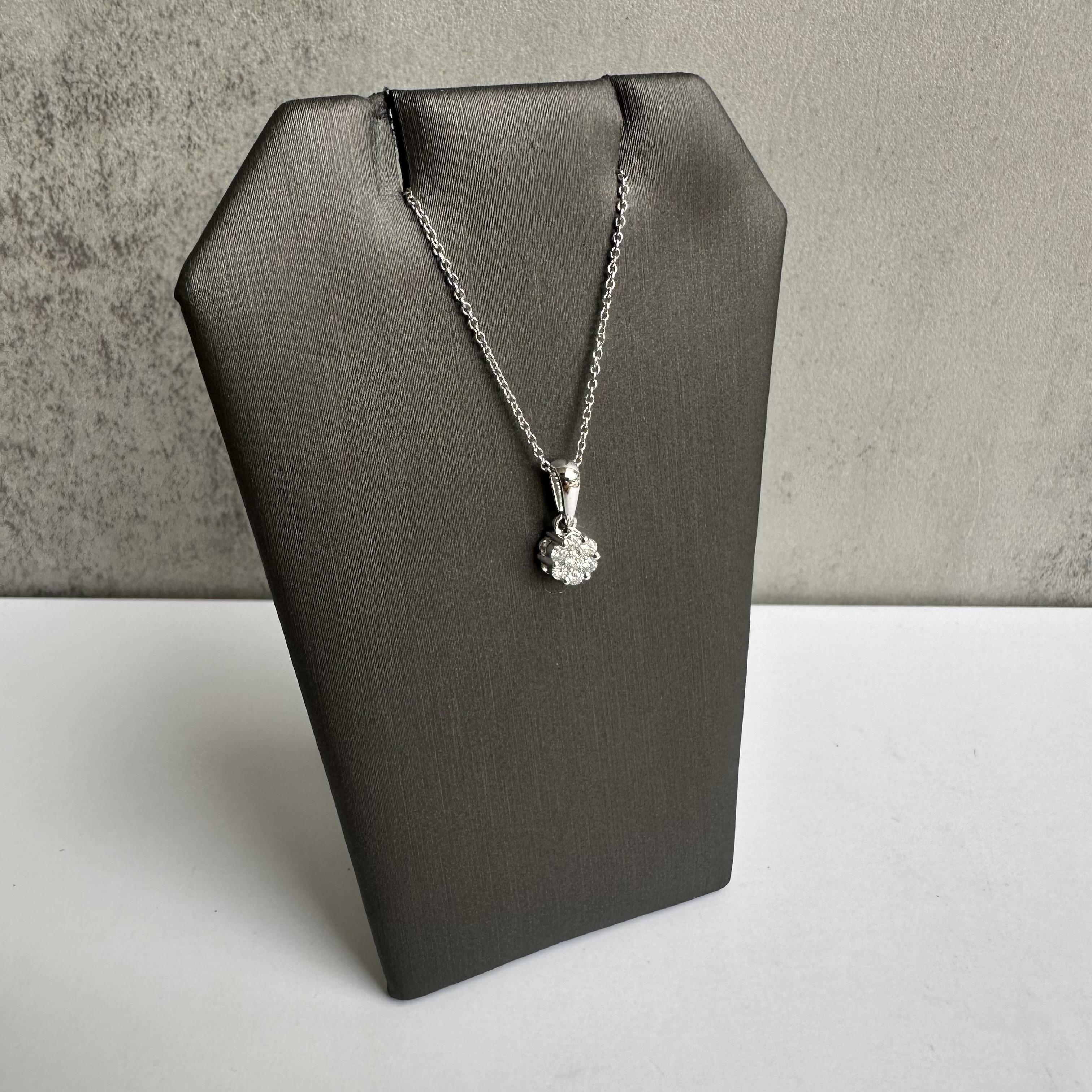 Verleihen Sie Ihrer Kollektion einen Hauch von Eleganz mit dieser Diamant-Cluster-Halskette aus 14 Karat Weißgold. Mit 0,15 Karat natürlichen GH SI2-I1 augenreinen runden Diamanten ist diese wunderschöne Halskette perfekt, um jedem Outfit ein