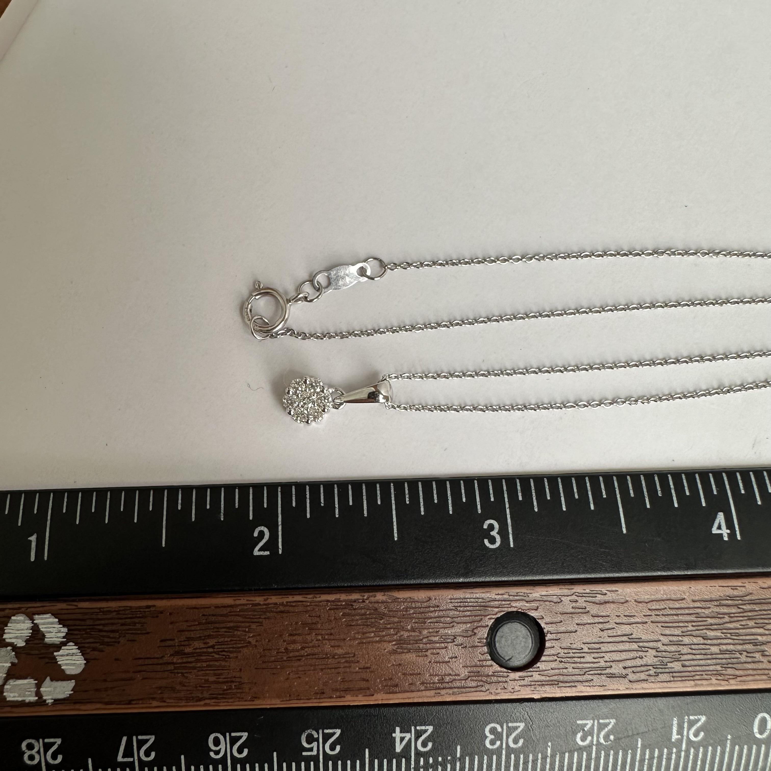 Diamant-Cluster-Halskette aus 14 Karat Weißgold mit 0,15 Karat Diamanten, 18