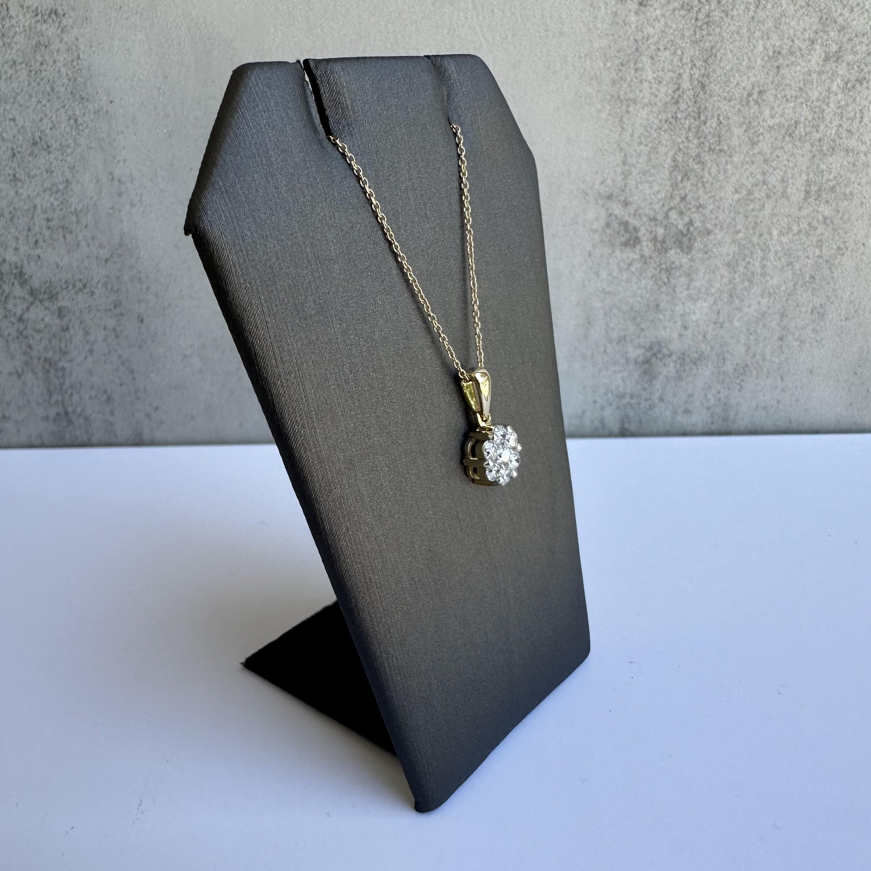 Rehaussez votre collection de bijoux avec cet exquis collier à grappes de diamants en or jaune 14kt. Avec 0,52 carats de diamants naturels GH SI, ce collier allie une beauté intemporelle à une élégance moderne, parfaite pour toutes les