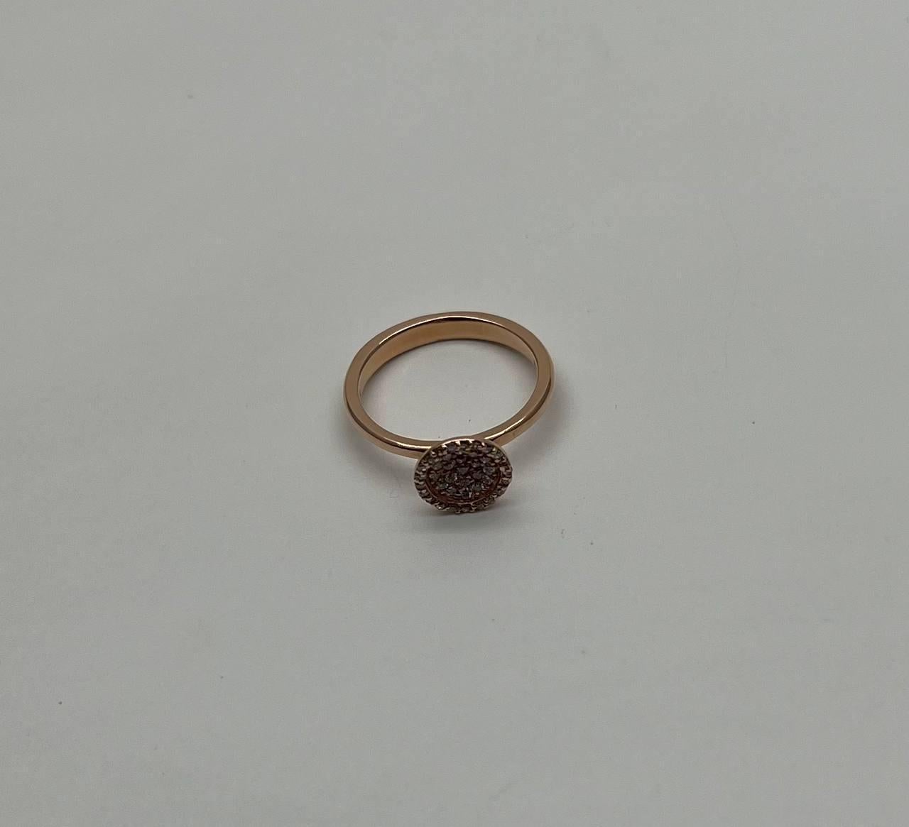 Dieser elegante Ring ist in der Mitte mit runden Brillanten besetzt, die einen glanzvollen Blickfang bilden. Die Diamanten sind in einem Halo-Design gefasst, was ihr Funkeln und ihre Brillanz noch verstärkt. 14K Rose Gold.