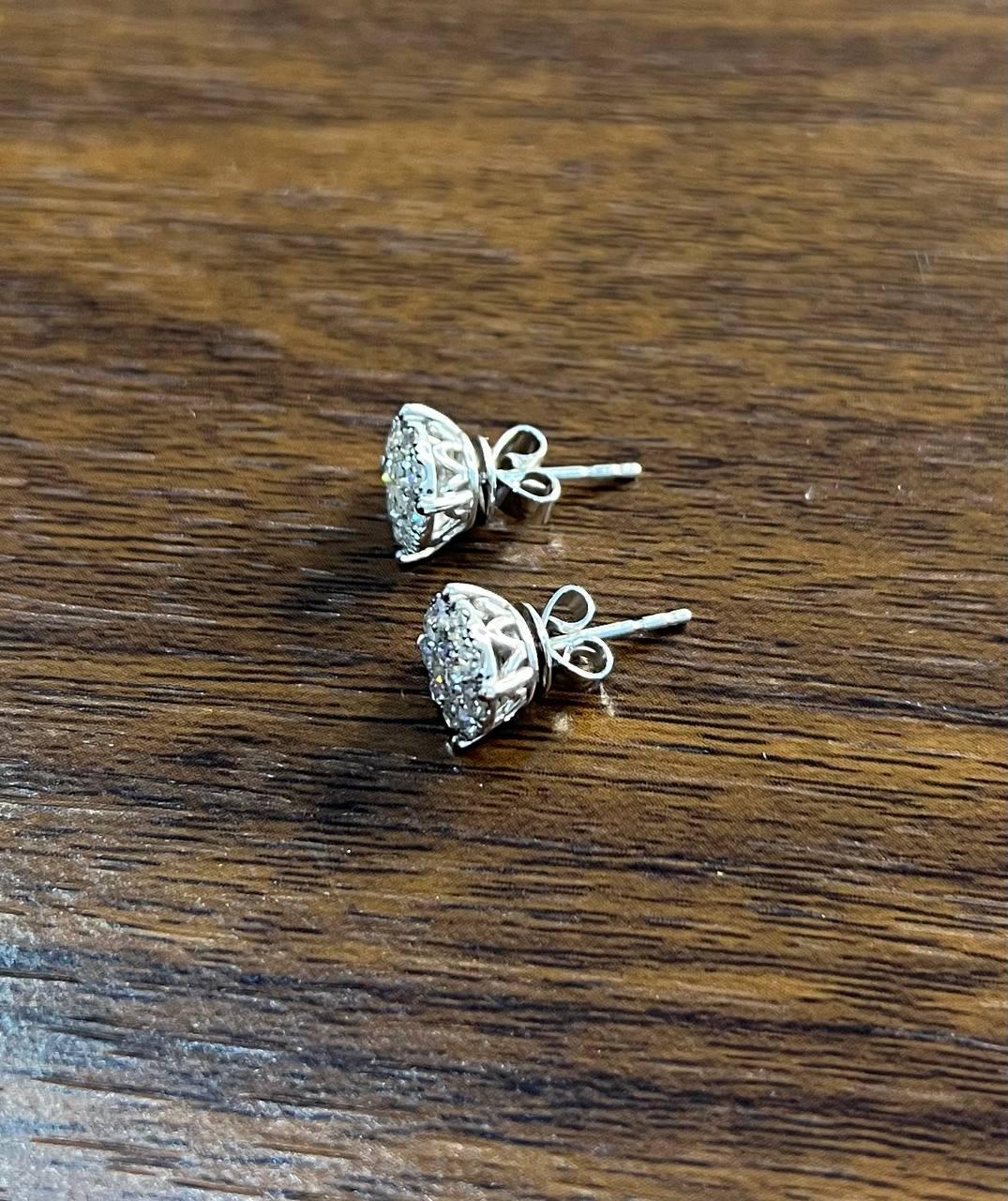 Orecchini con diamanti a grappolo con incastonatura a raggiera in oro bianco 14K in vendita 7