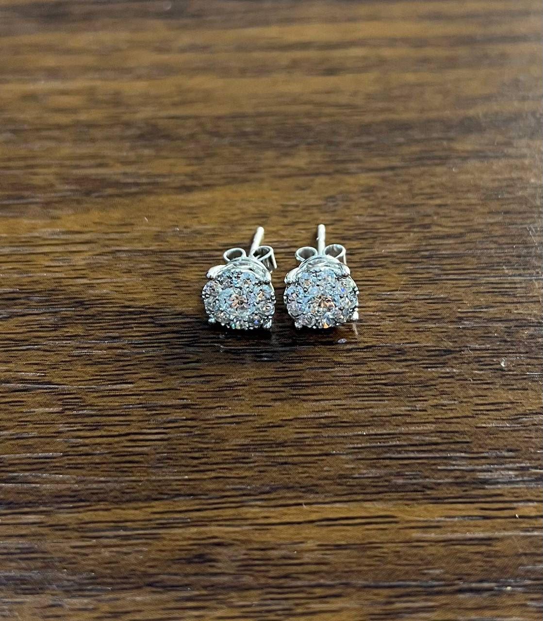 14k White Gold and 0.5 carats of diamond earrings with a pavé setting.