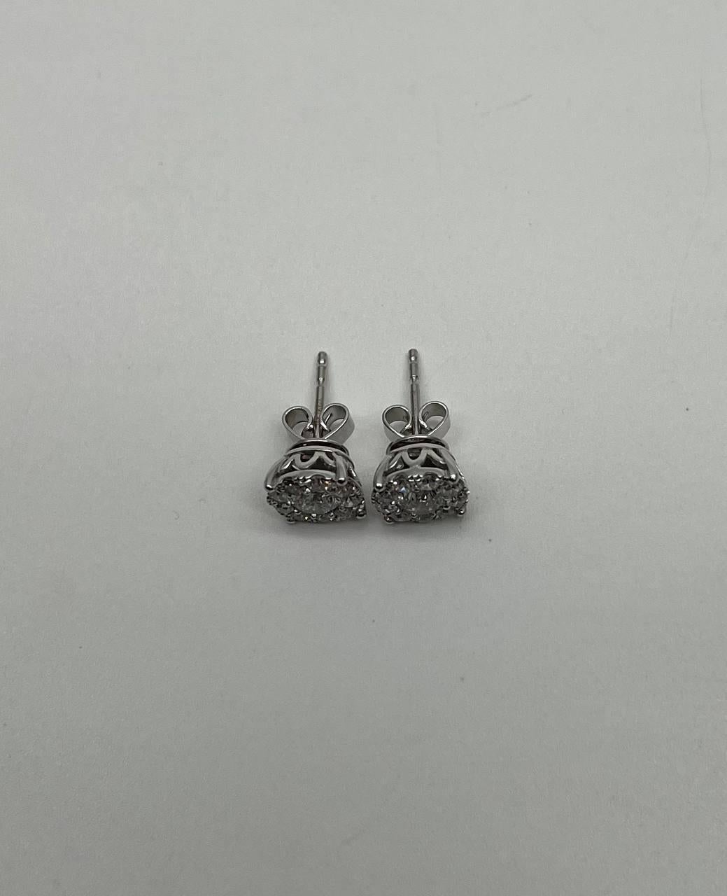 Questi orecchini presentano diamanti bianchi incastonati in oro bianco 14k. I diamanti sono di colore G e hanno un peso totale di 0,75 carati.