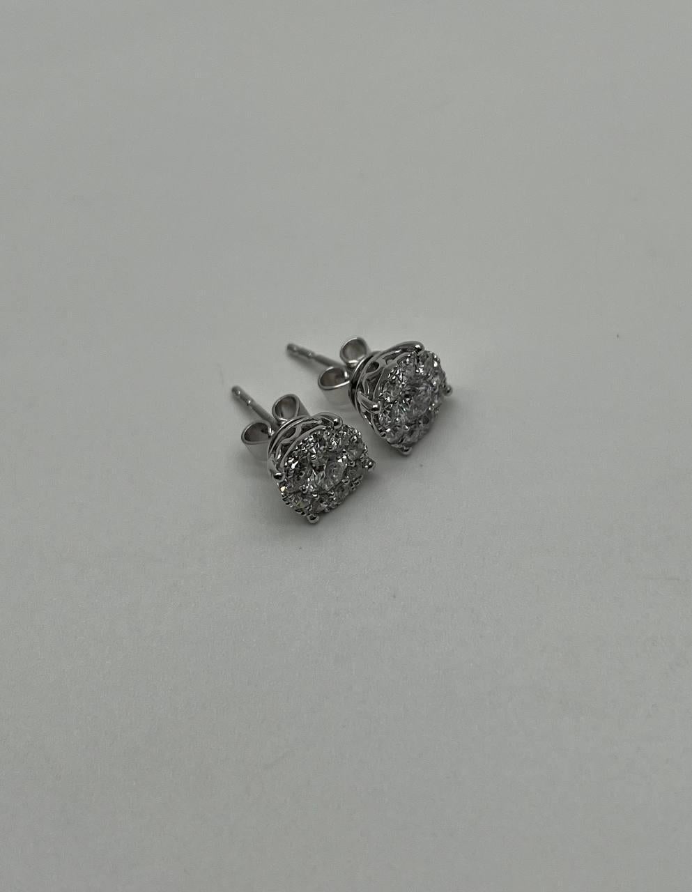 Taglio misto Orecchini con diamanti a grappolo con incastonatura a raggiera in oro bianco 14K in vendita