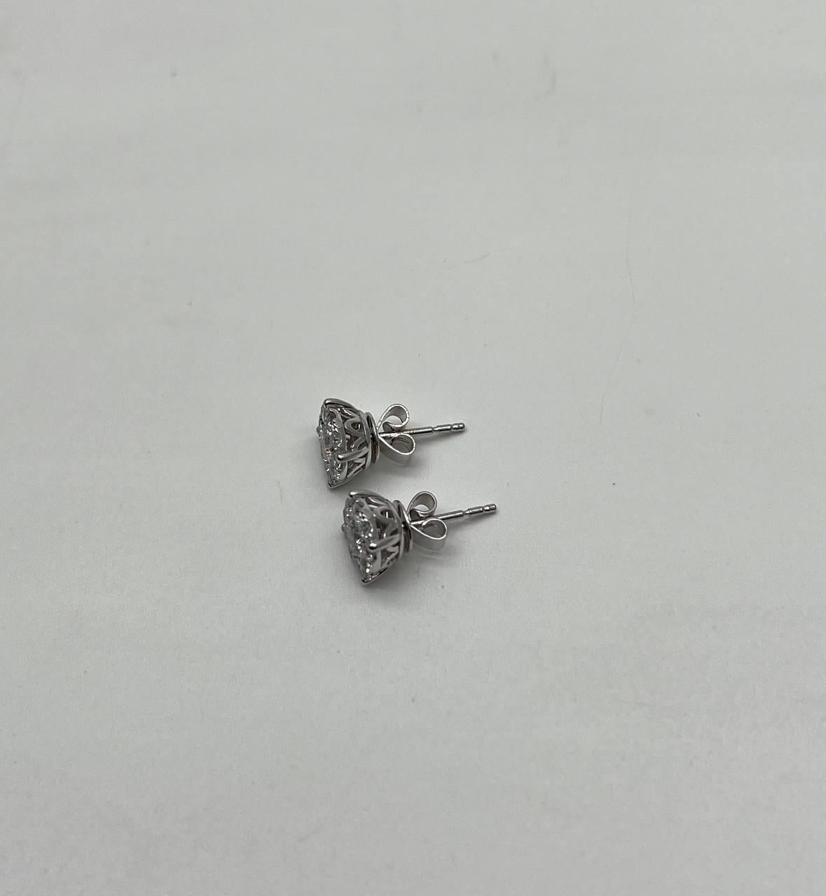 Orecchini con diamanti a grappolo con incastonatura a raggiera in oro bianco 14K In condizioni Nuovo in vendita a Oakton, VA