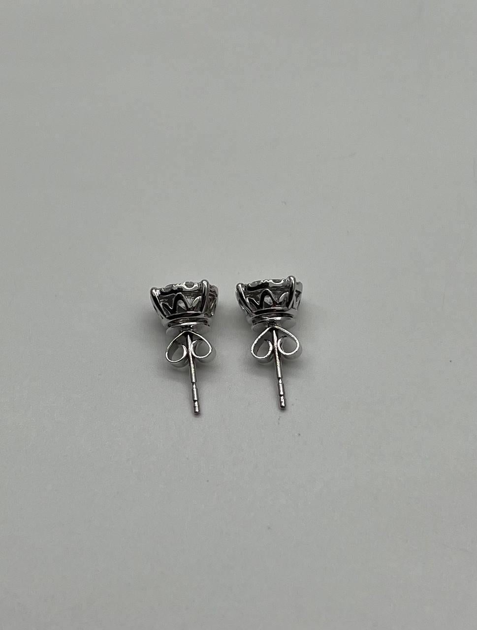 Donna Orecchini con diamanti a grappolo con incastonatura a raggiera in oro bianco 14K in vendita