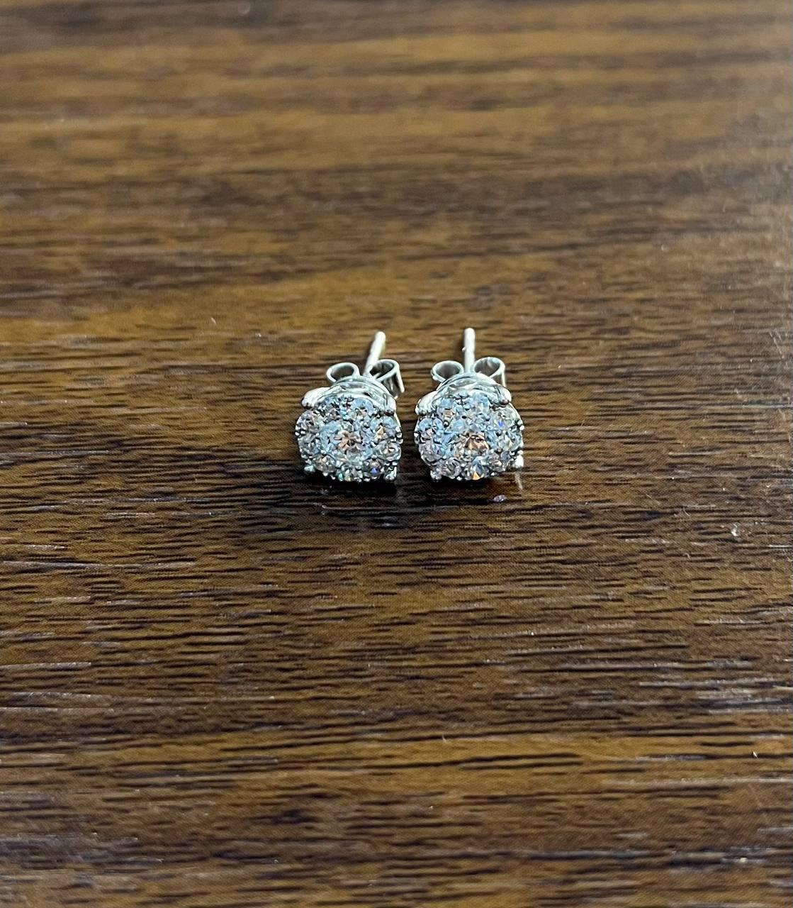 Orecchini con diamanti a grappolo con incastonatura a raggiera in oro bianco 14K in vendita 1