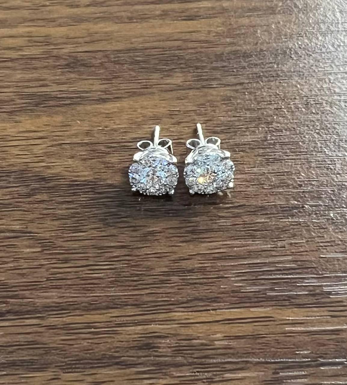 Orecchini con diamanti a grappolo con incastonatura a raggiera in oro bianco 14K in vendita 2