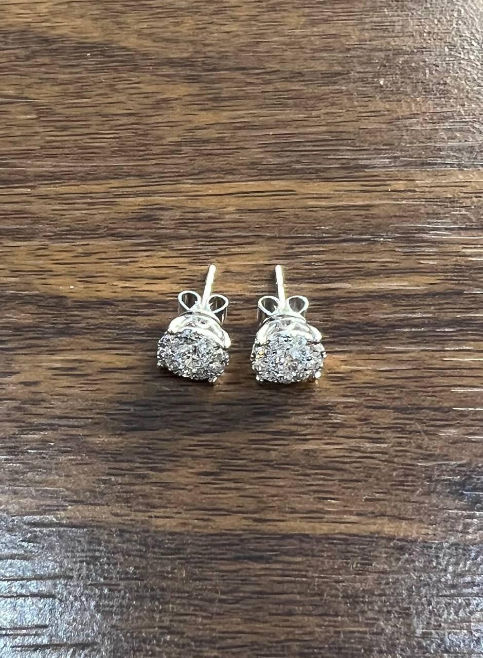 Orecchini con diamanti a grappolo con incastonatura a raggiera in oro bianco 14K in vendita 3