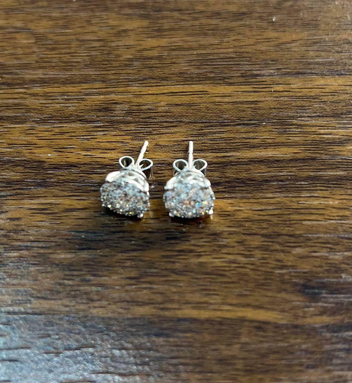 Orecchini con diamanti a grappolo con incastonatura a raggiera in oro bianco 14K in vendita 4
