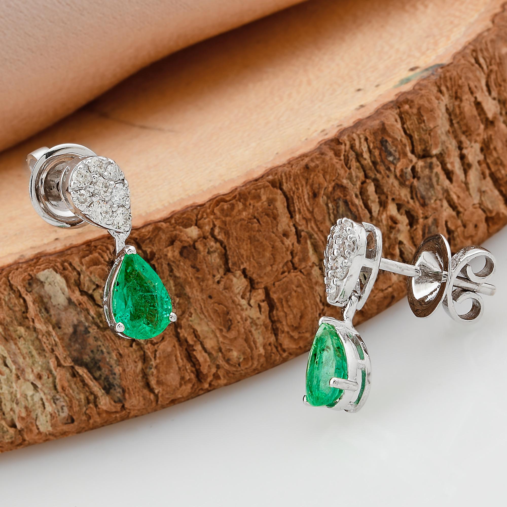 Contemporain Boucles d'oreilles pendantes en or blanc 18 carats avec diamants et émeraudes en forme de poire en vente