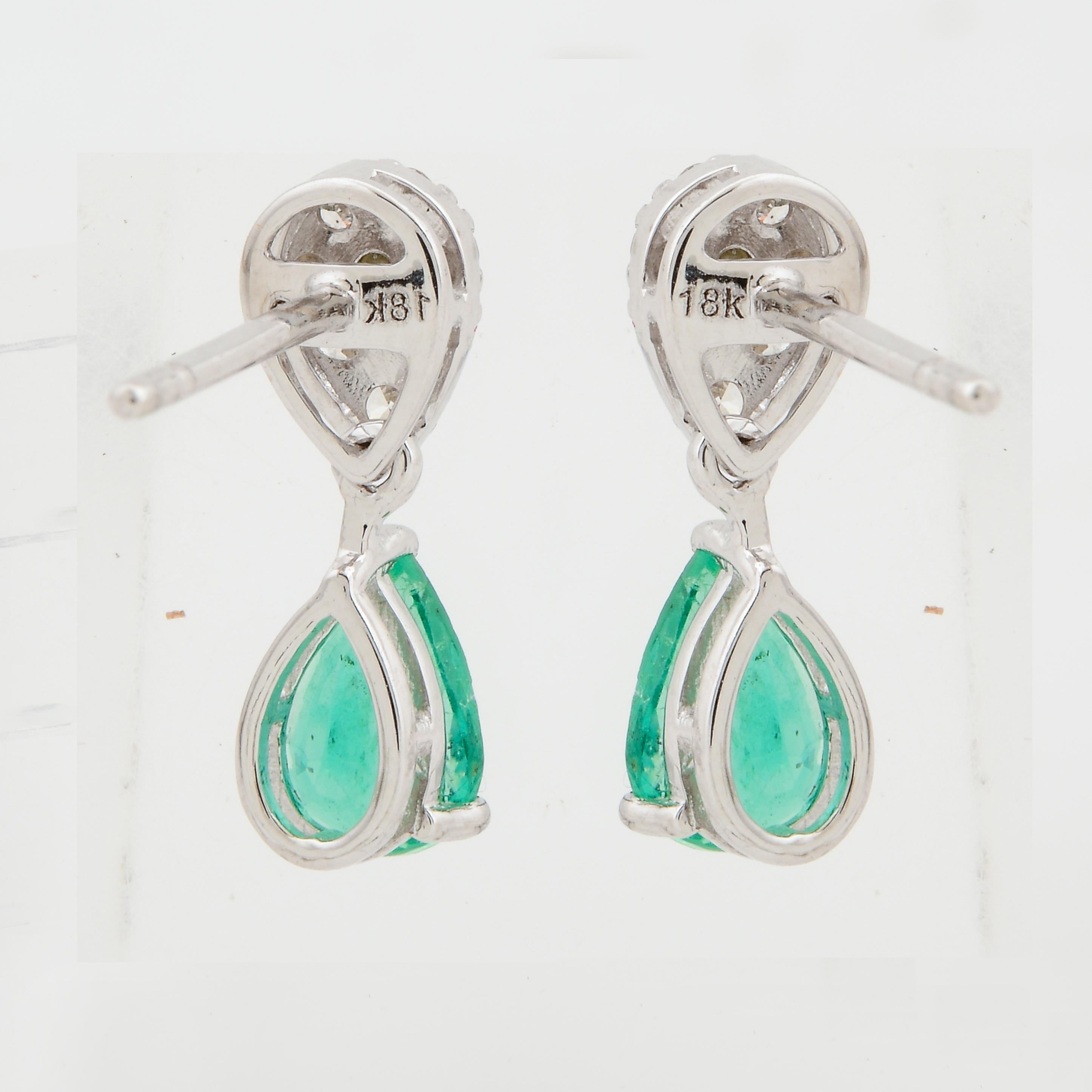 Taille poire Boucles d'oreilles pendantes en or blanc 18 carats avec diamants et émeraudes en forme de poire en vente