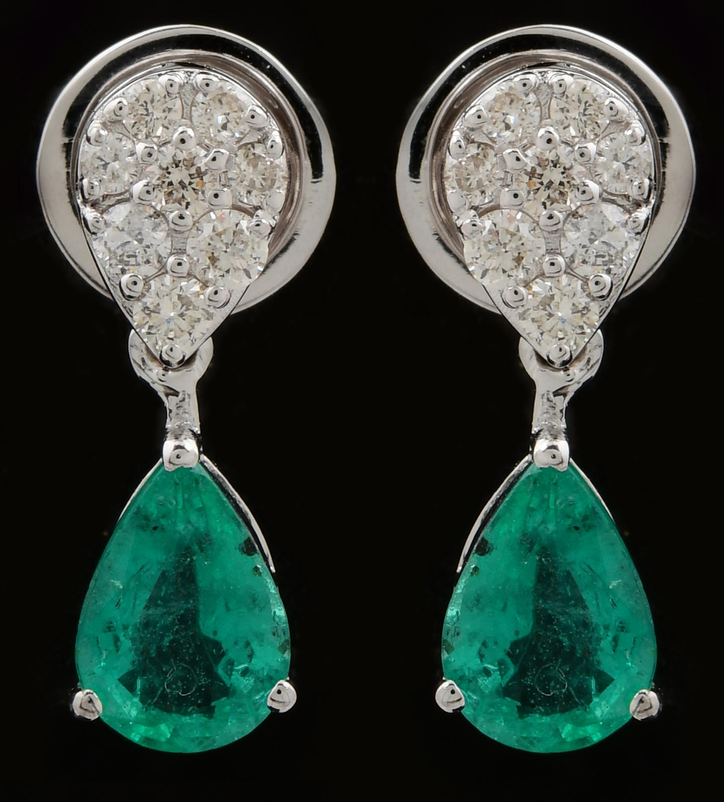 Boucles d'oreilles pendantes en or blanc 18 carats avec diamants et émeraudes en forme de poire Neuf - En vente à Diera, Dubai