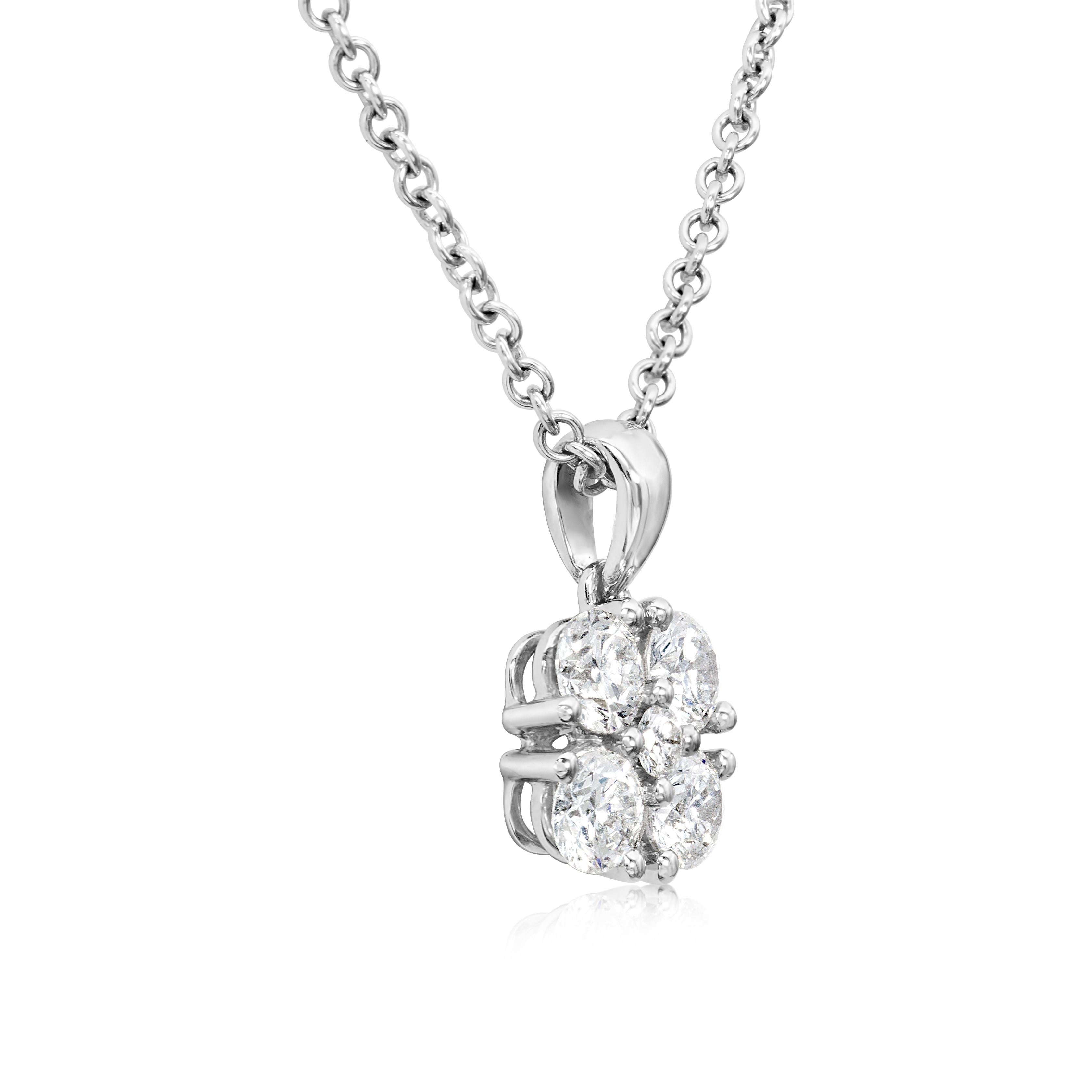 Una collana pendente elegante, con un gruppo di cinque diamanti rotondi taglio brillante del peso totale di 0,79 carati, incastonati in una montatura a griffe condivisa. Finemente realizzato in oro bianco 18 carati. Perfetto per un abbigliamento