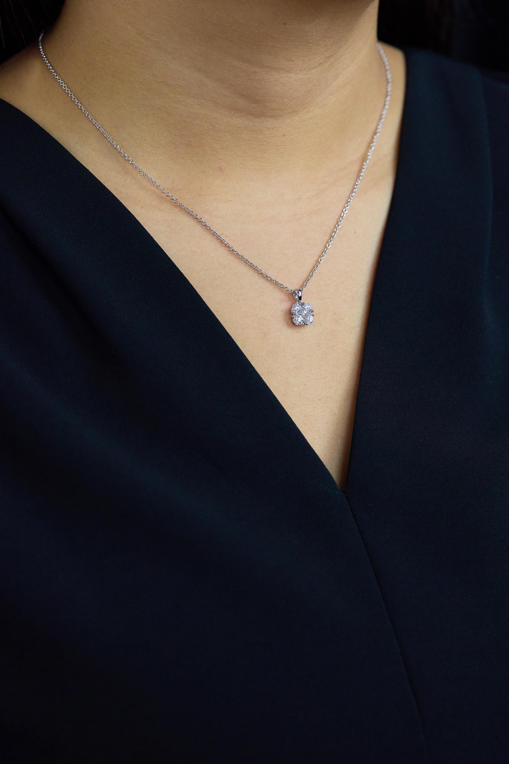 Taglio rotondo Collana con ciondolo a grappolo di diamanti, 0,79 carati totali di Brilliante rotondo in vendita