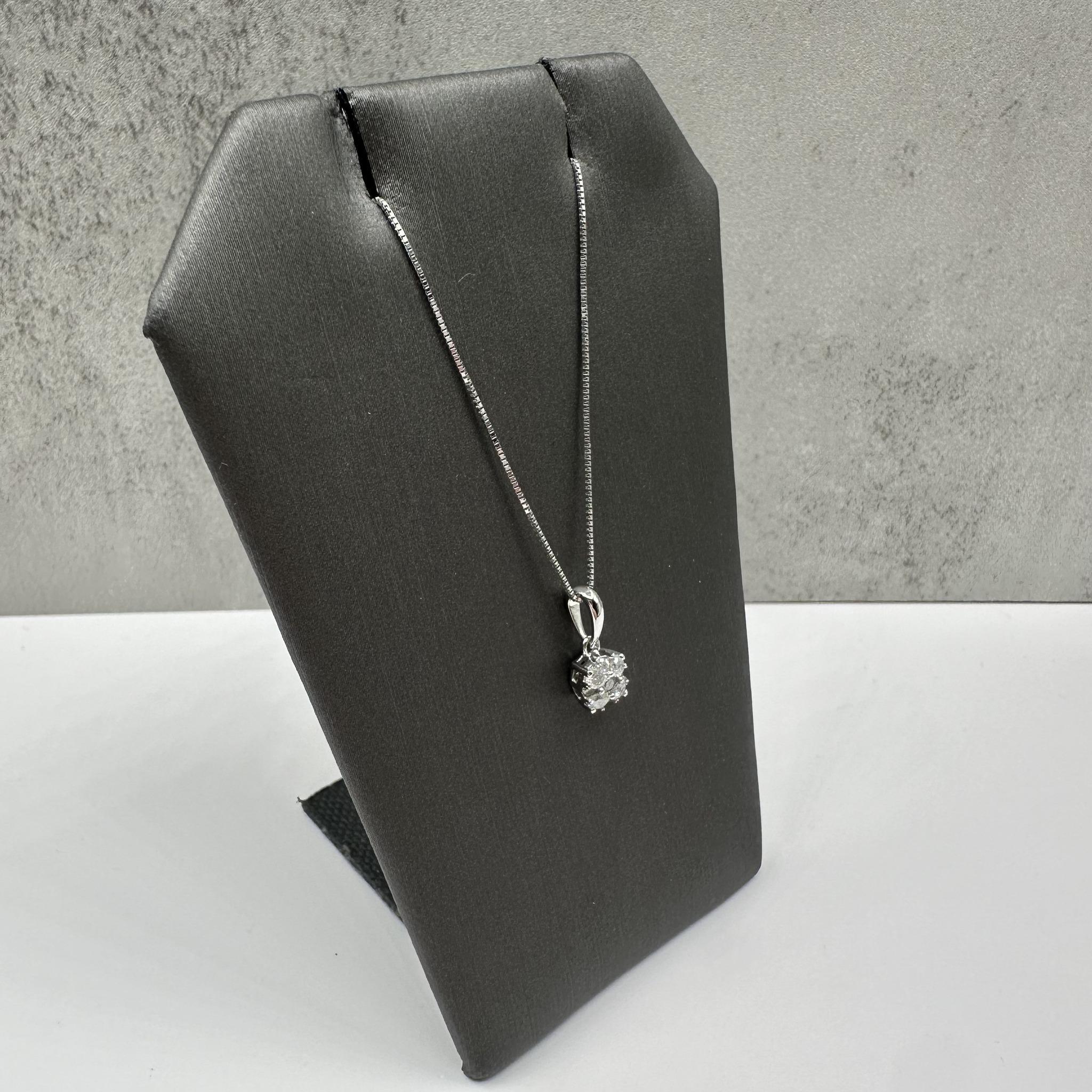 Dieses elegante Collier aus 10 Karat Weißgold mit einem Gesamtgewicht von 0,25 Karat aus natürlichen runden Diamanten der Qualität I, I, sorgt für ein strahlendes und zeitloses Funkeln. Das Clusterdesign der Diamanten erhöht die Brillanz und sorgt