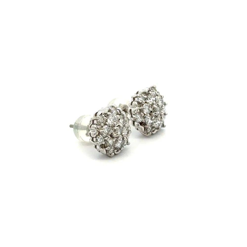 Einfach schön! Fein detaillierte Vintage Diamond Cluster 10mm Platin-Ohrstecker. Handbesetzt mit runden Diamanten im Brillantschliff, Gewicht 1,00 tcw. Maße: ca. 0,6