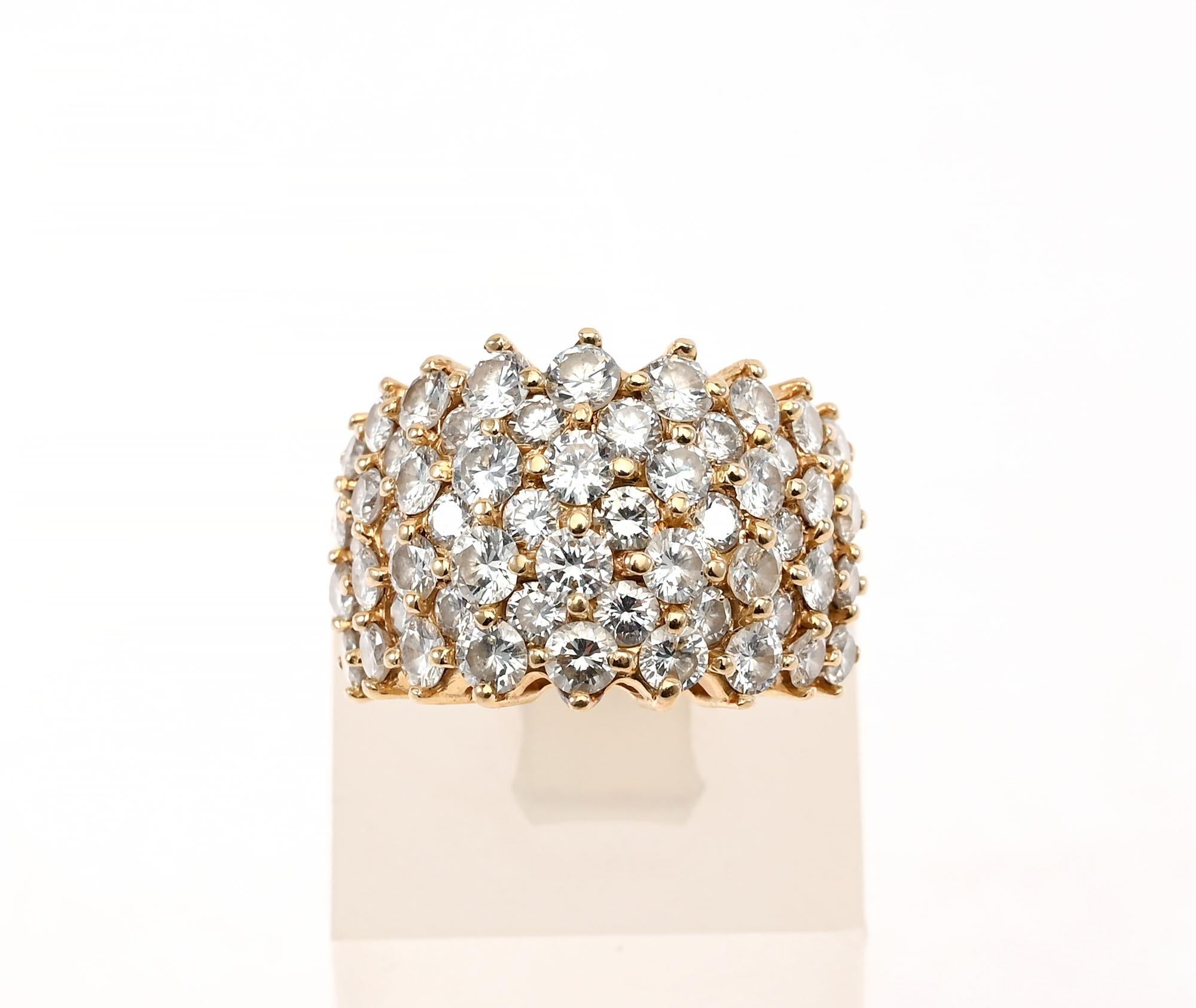 Elegante anello da cocktail con oltre cinque carati di diamanti taglio brillante. I diamanti sono incastonati su due livelli diversi, aggiungendo dimensionalità all'anello. La taglia è 6 1/4 e può essere facilmente aumentata o diminuita.
Le foto non