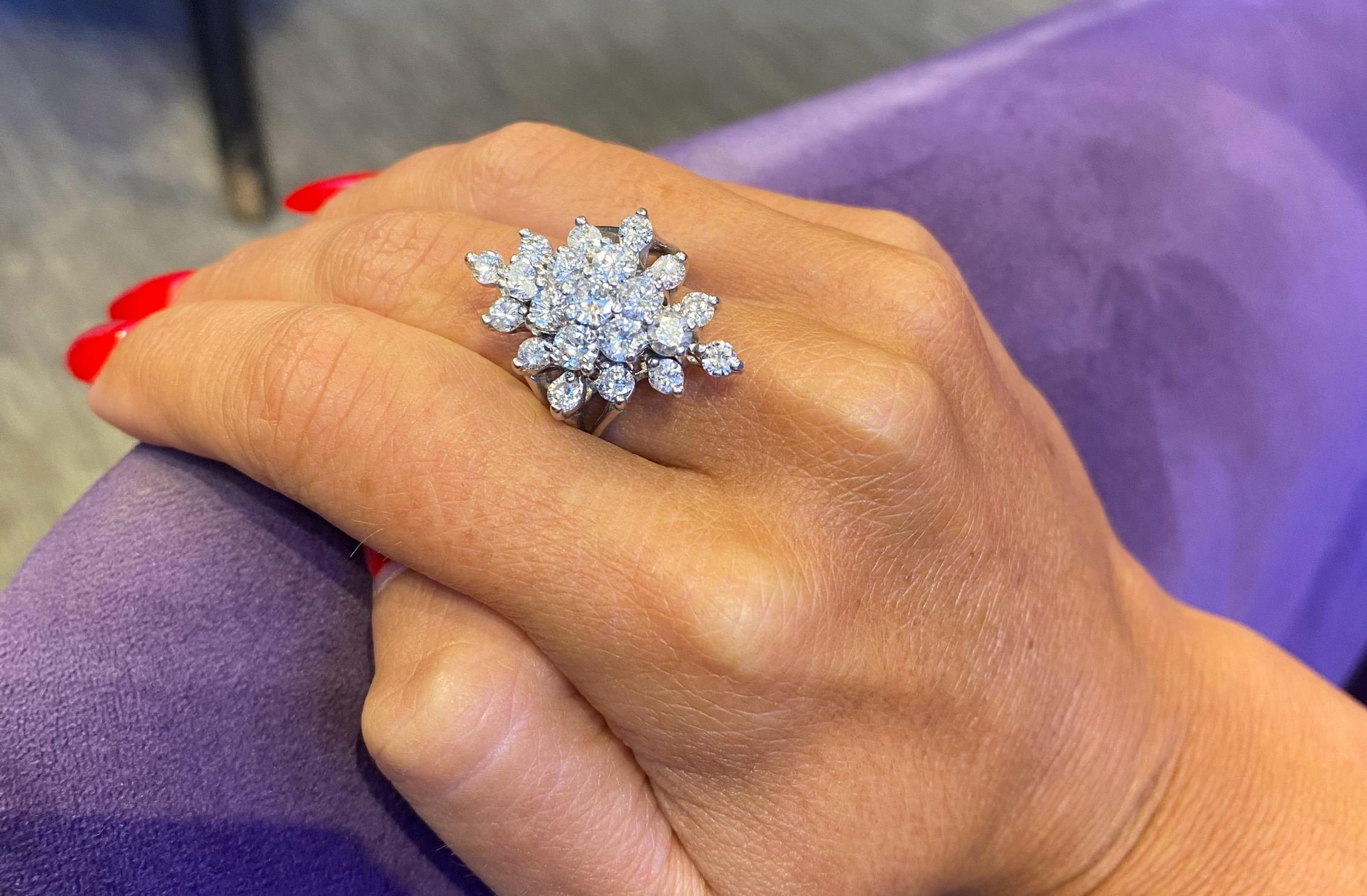 Diamant-Cluster-Ring

Ein Ring mit einem Cluster aus 21 Diamanten mit rundem Schliff, gefasst in 14-karätigem Gold.

Gewicht des Diamanten: ca. 2,40 Karat 

Ringgröße: 9.5

Kostenfreie Größenänderung
