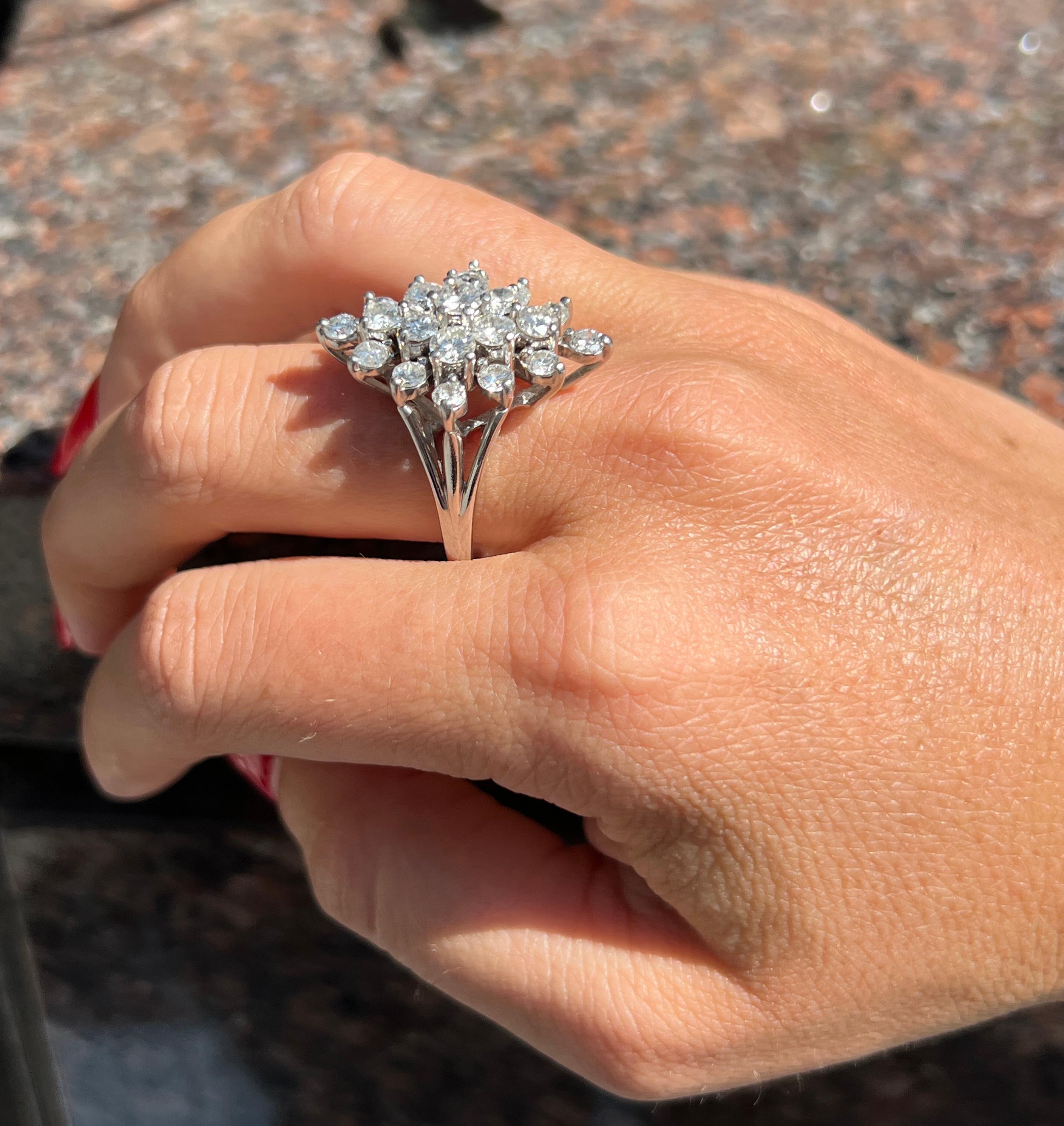 Diamant-Cluster-Ring im Zustand „Hervorragend“ im Angebot in New York, NY