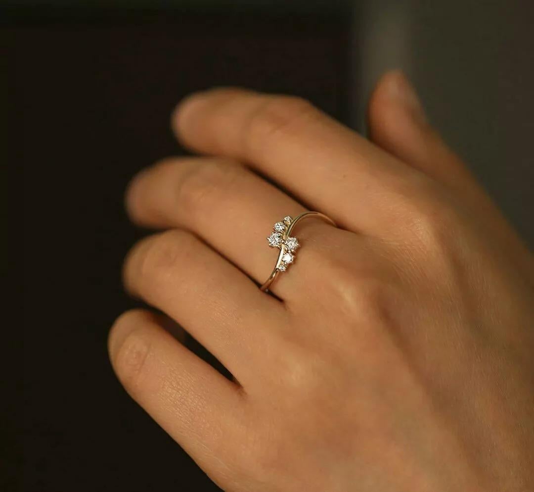 Taille ronde Bague minimaliste en or massif 14 carats avec grappe de diamants en vente