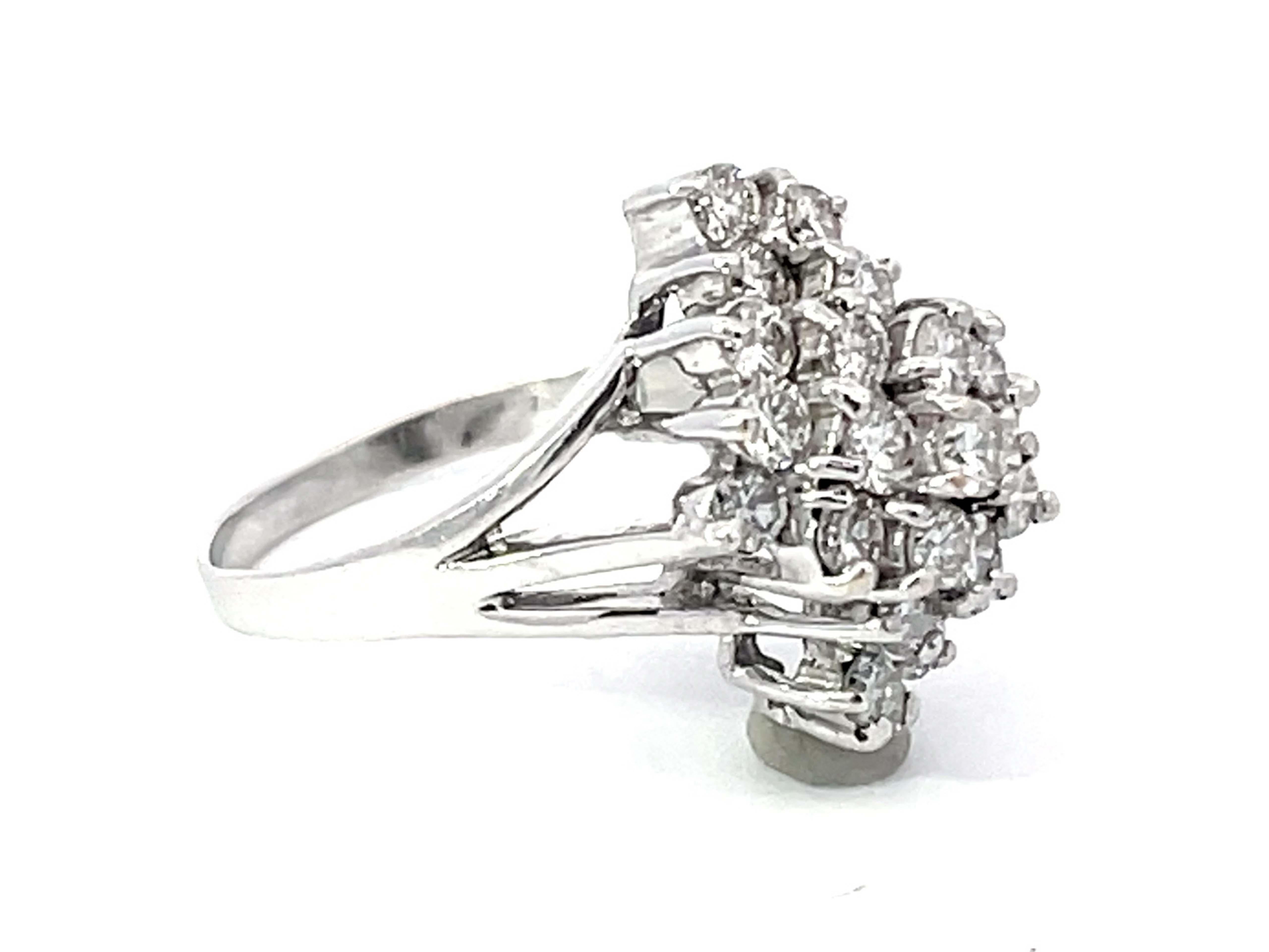 Diamant-Cluster-Ring aus 14 Karat Weißgold (Moderne) im Angebot