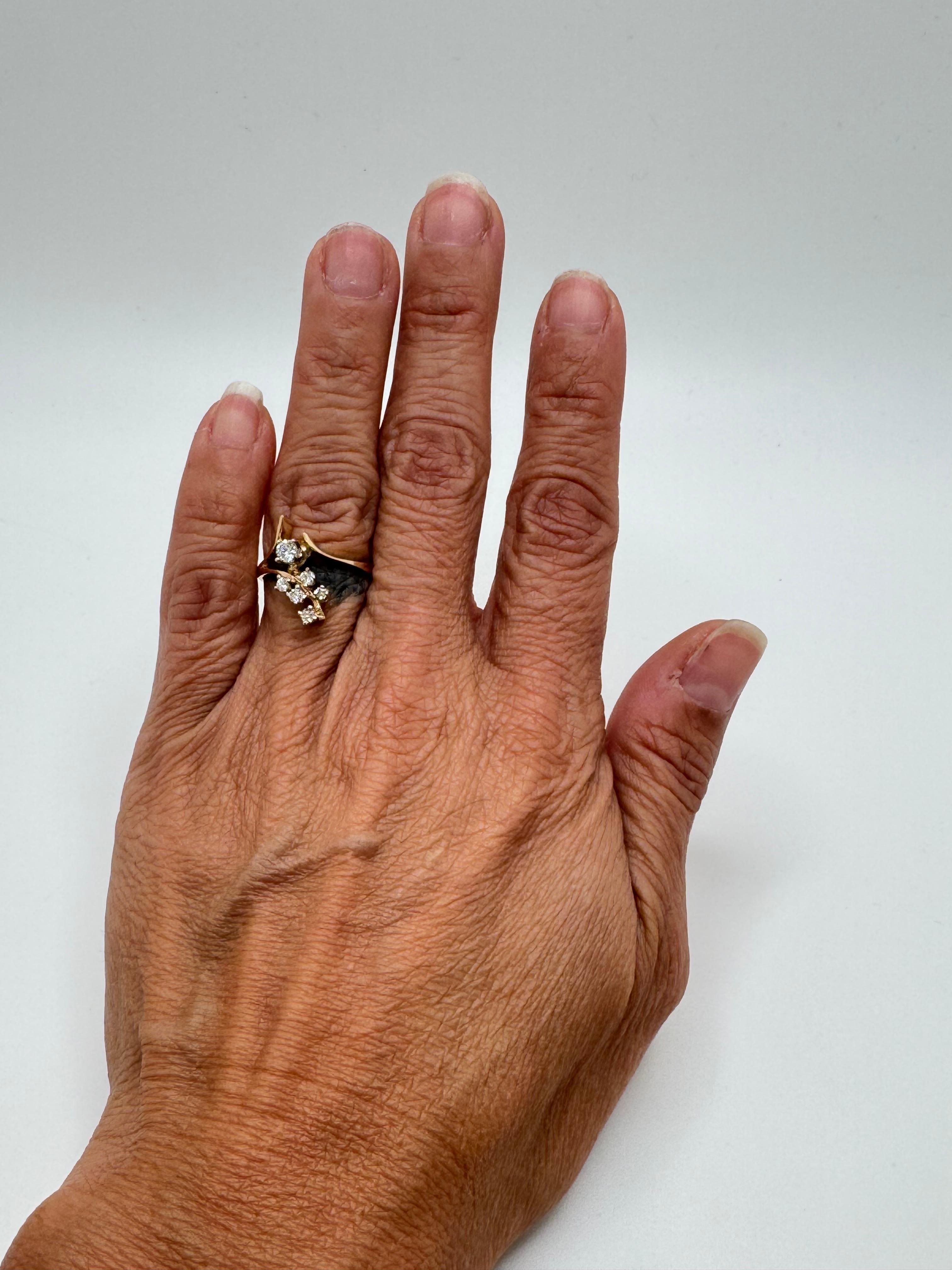 Dieser elegante Diamantring aus 14 Karat Gelbgold ist ein zeitloses Schmuckstück, das klassisches Design mit raffiniertem Funkeln verbindet. Der Ring enthält sechs sorgfältig ausgewählte runde Diamanten von insgesamt 0,21 Karat, die in einer