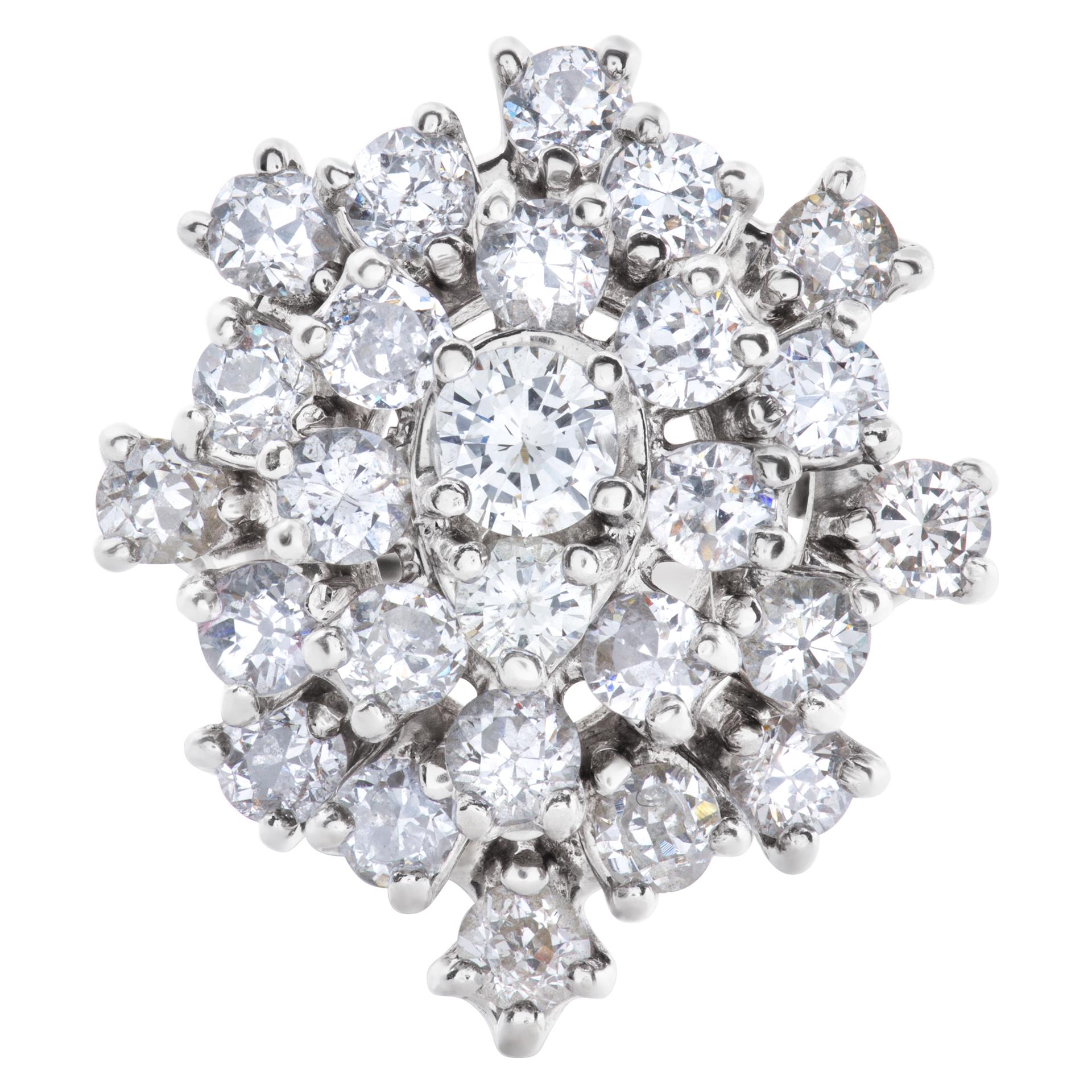 Glamorous diamond cluster ring with approximately 1.50 carats in full cut round brilliant diamonds set in 18k white gold. Diamonds estimate : H-I color, VS clarity. Cluster 3/4 x 3/4