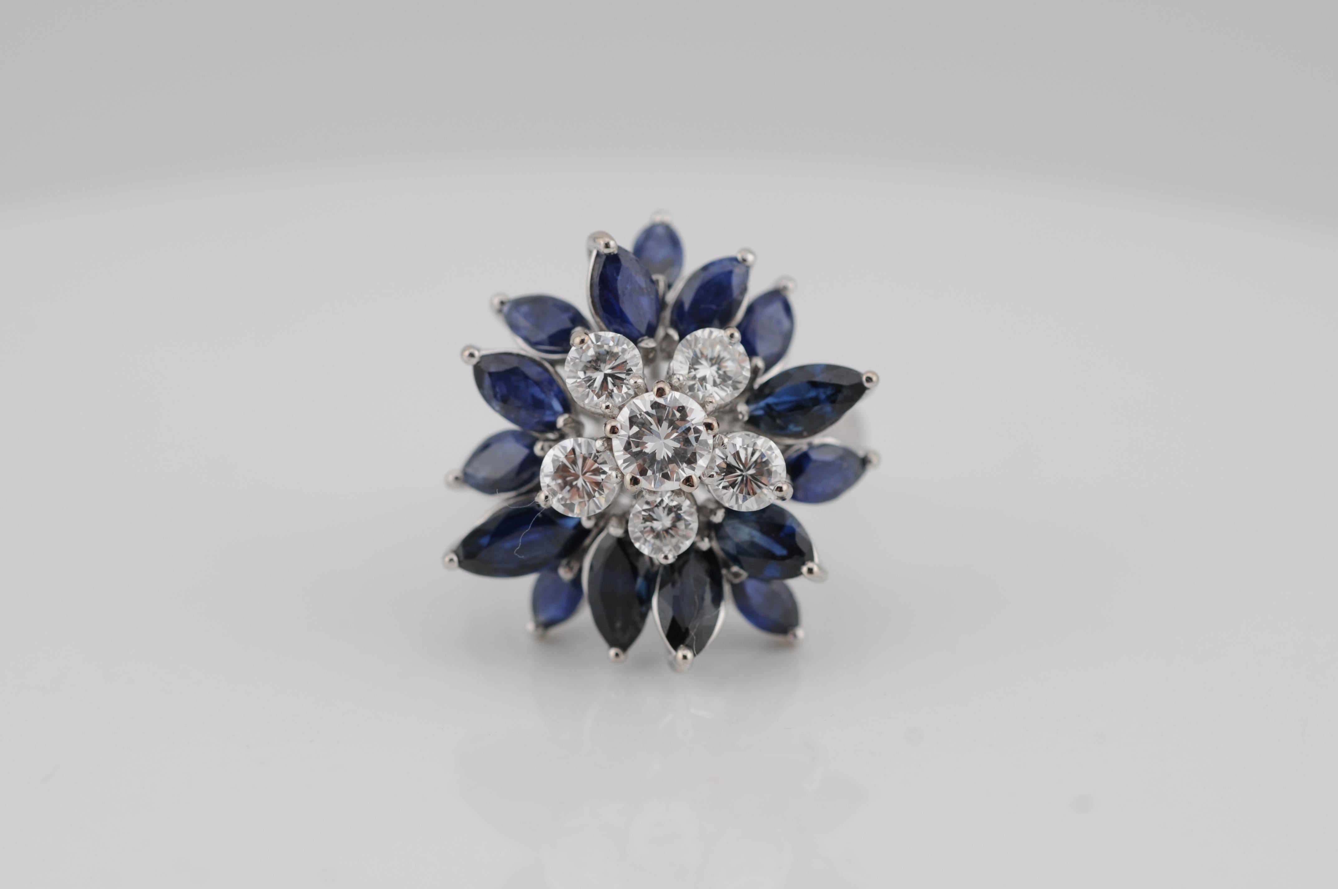Exquisiter Saphirring aus 18 Karat Weißgold. Das Stück besteht aus 15 Saphiren im Navetteschliff mit einem Gesamtgewicht von ca. 3,5 ct, die eine leuchtend blaue Farbe aufweisen. Akzentuiert durch 6 Diamanten im Brillantschliff von hoher Reinheit