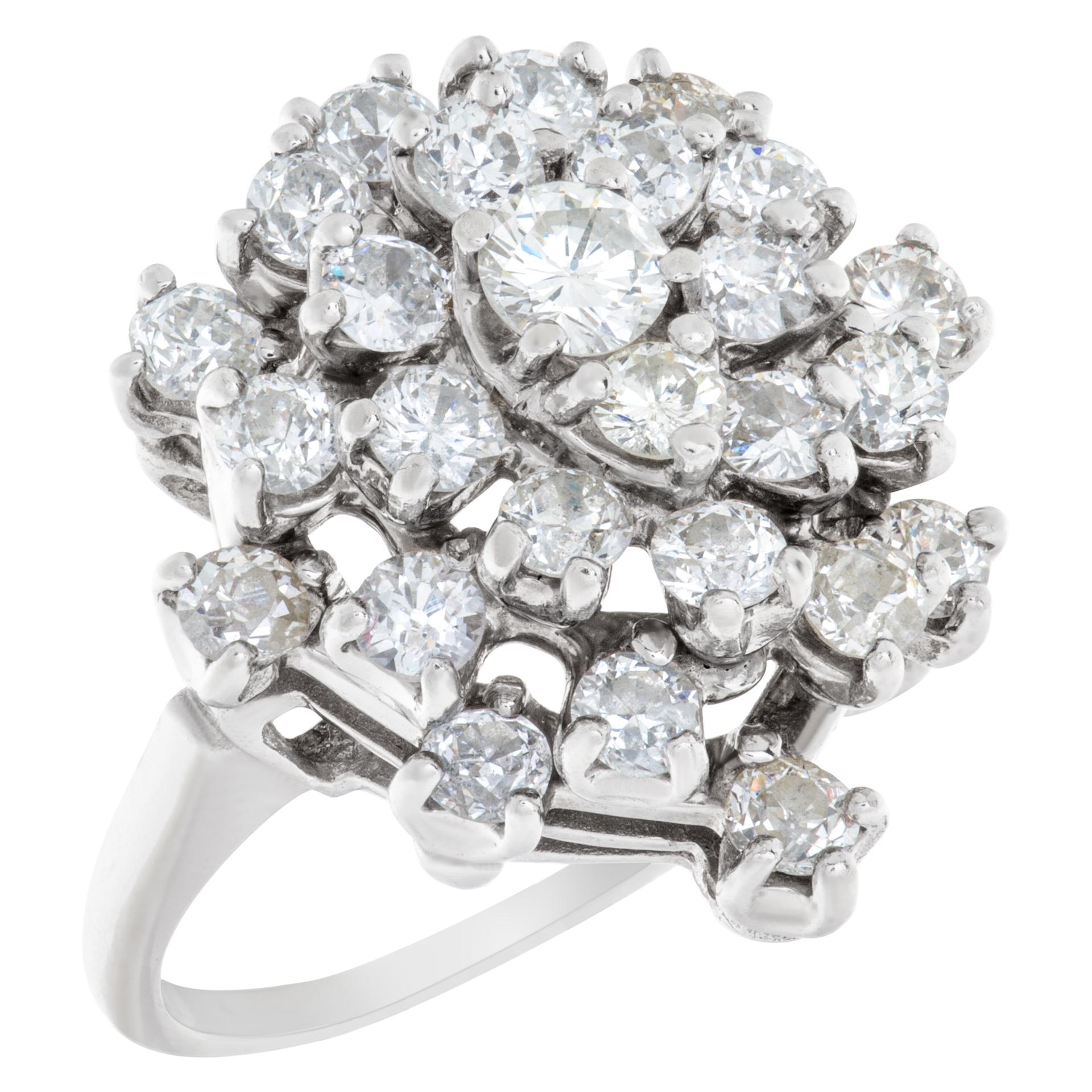 Diamond cluster ring in 18k white gold In Excellent Condition For Sale In Surfside, FL
