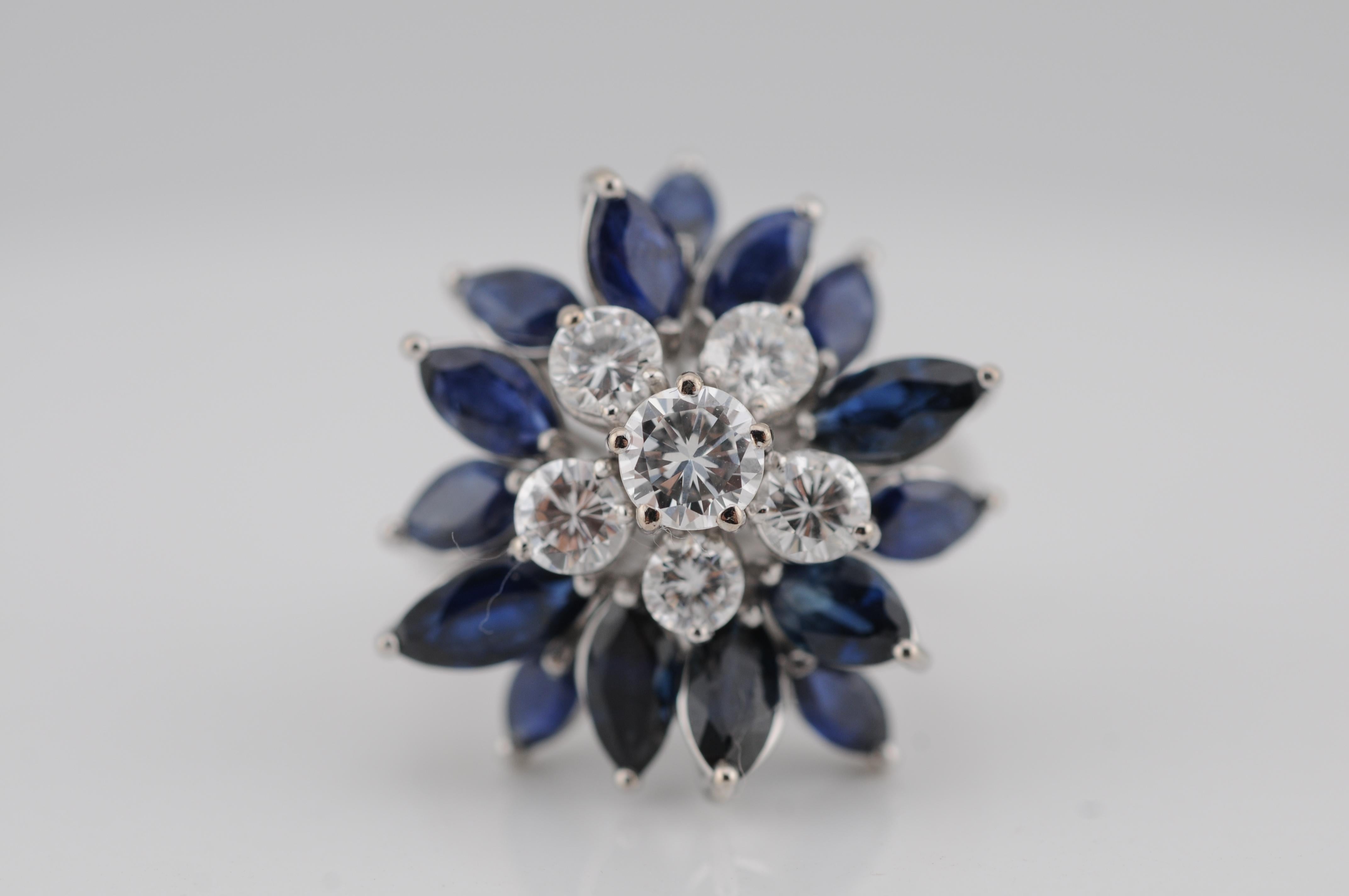 Diamant-Cluster-Ring aus 18k Weißgold (Ästhetizismus) im Angebot
