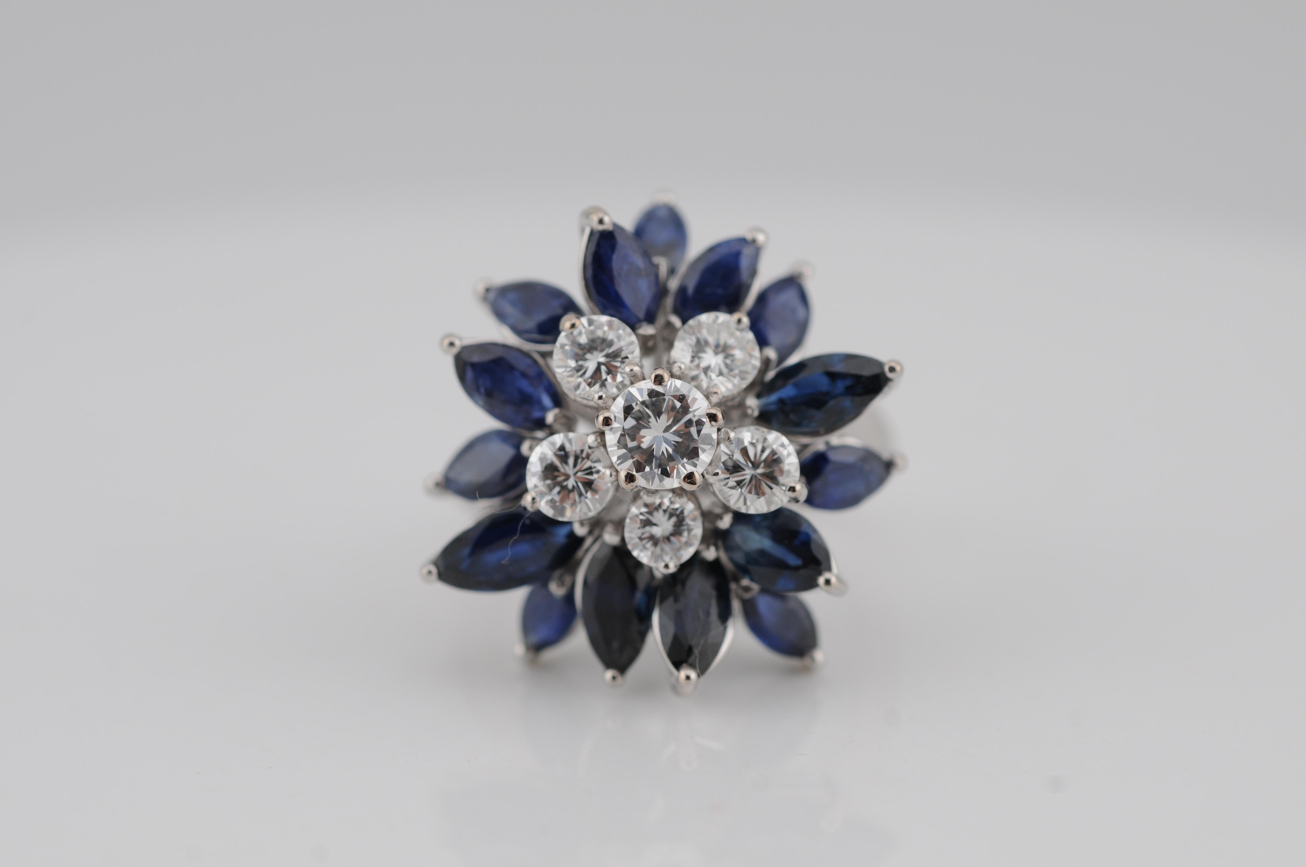 Diamant-Cluster-Ring aus 18k Weißgold (Brillantschliff) im Angebot
