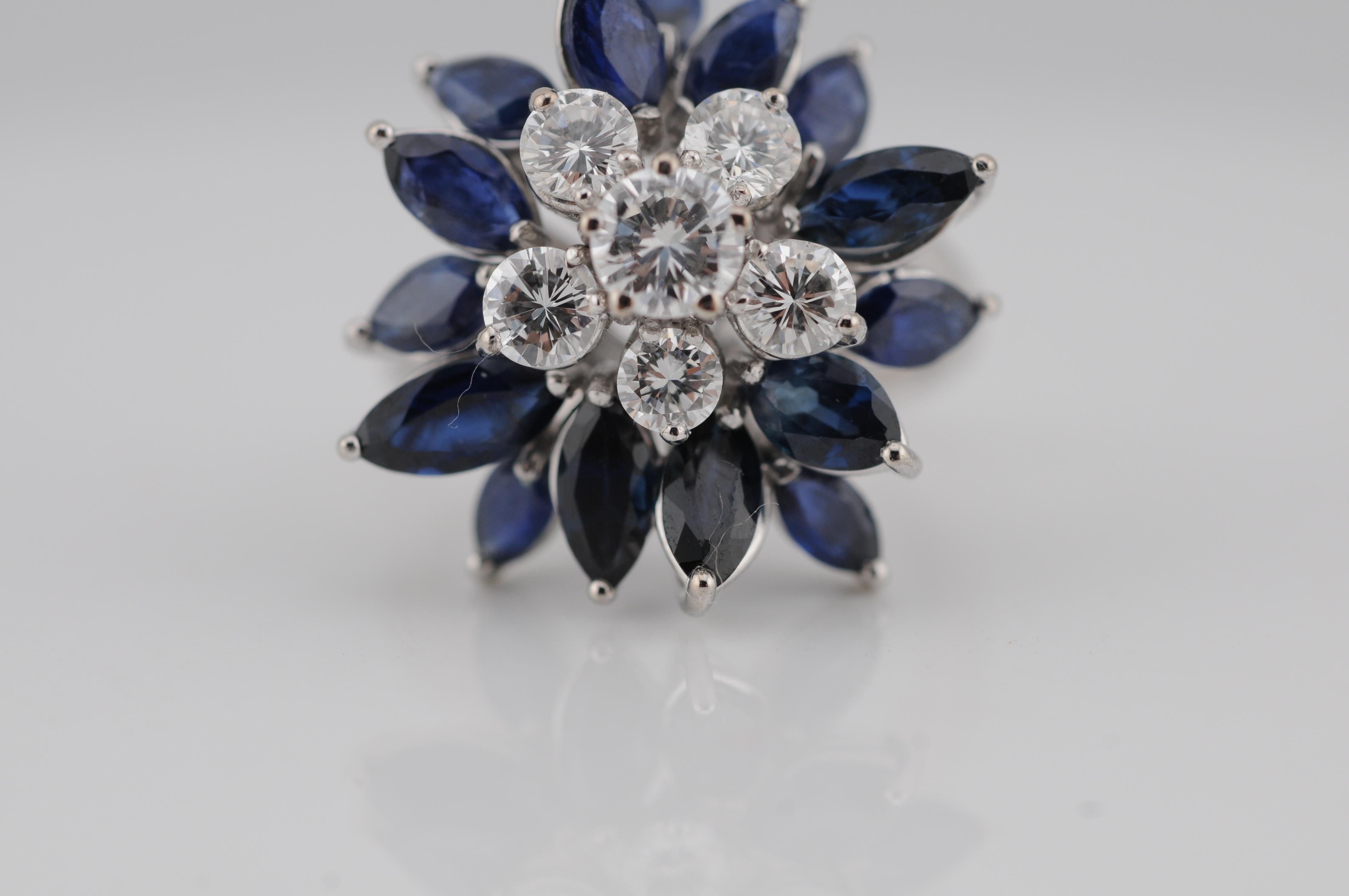 Diamant-Cluster-Ring aus 18k Weißgold im Zustand „Gut“ im Angebot in Berlin, BE