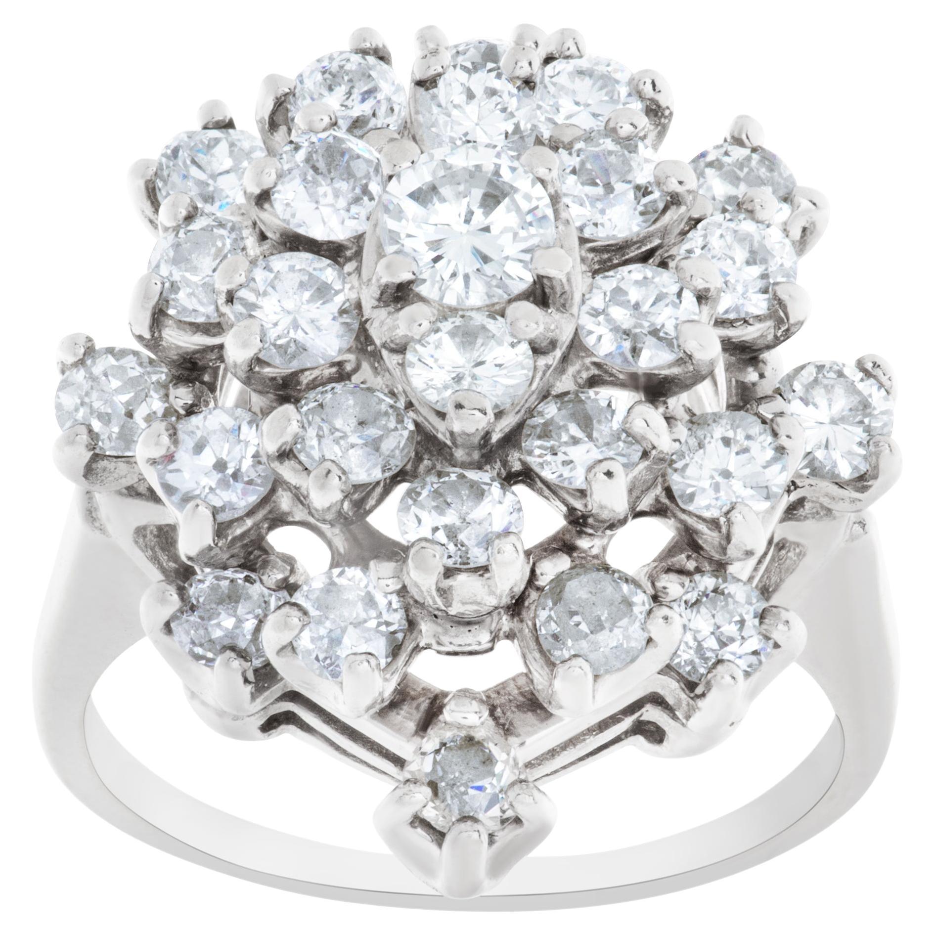 Diamond cluster ring in 18k white gold For Sale