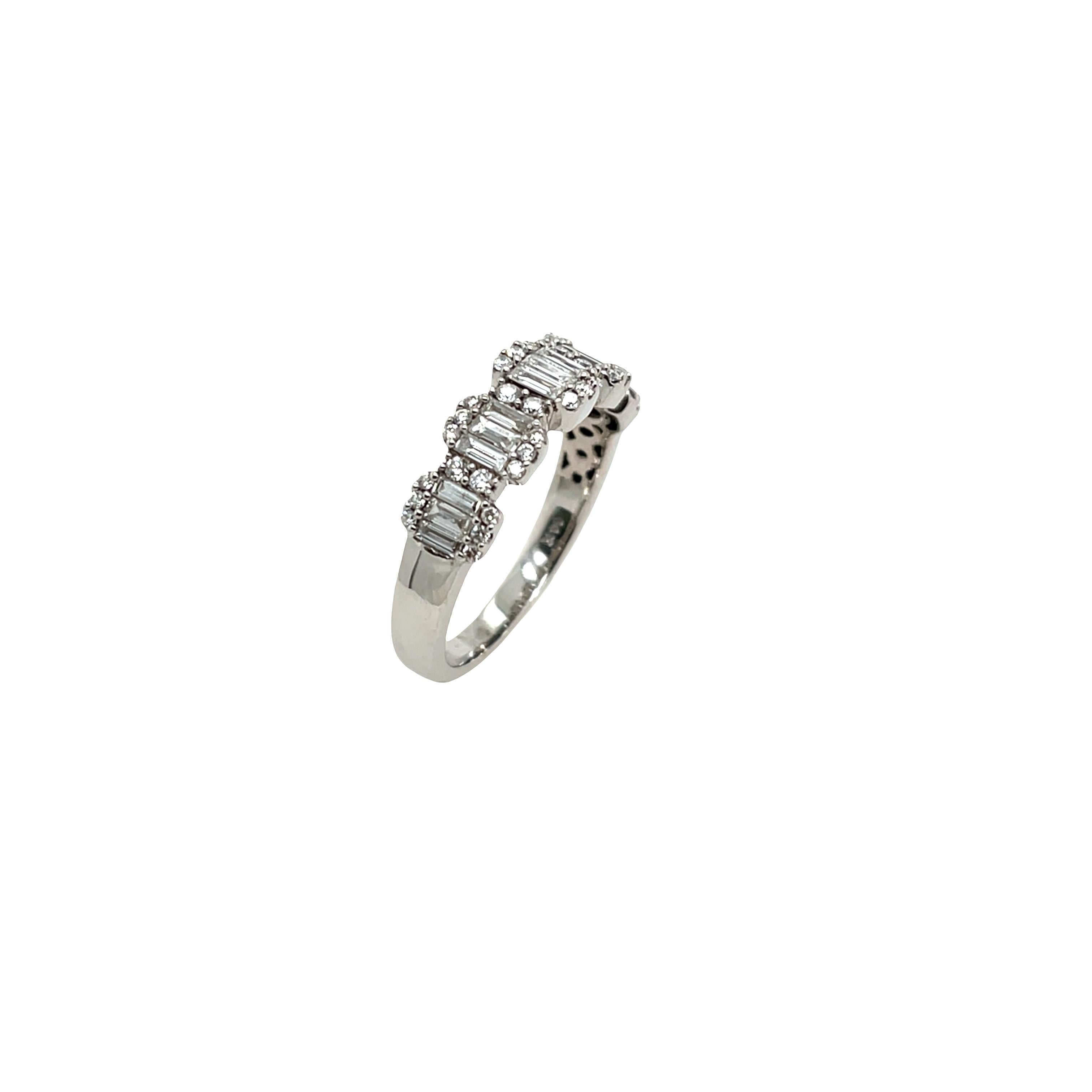 Taglio baguette Anello a grappolo con diamanti incastonati in oro bianco 14 ct. in vendita