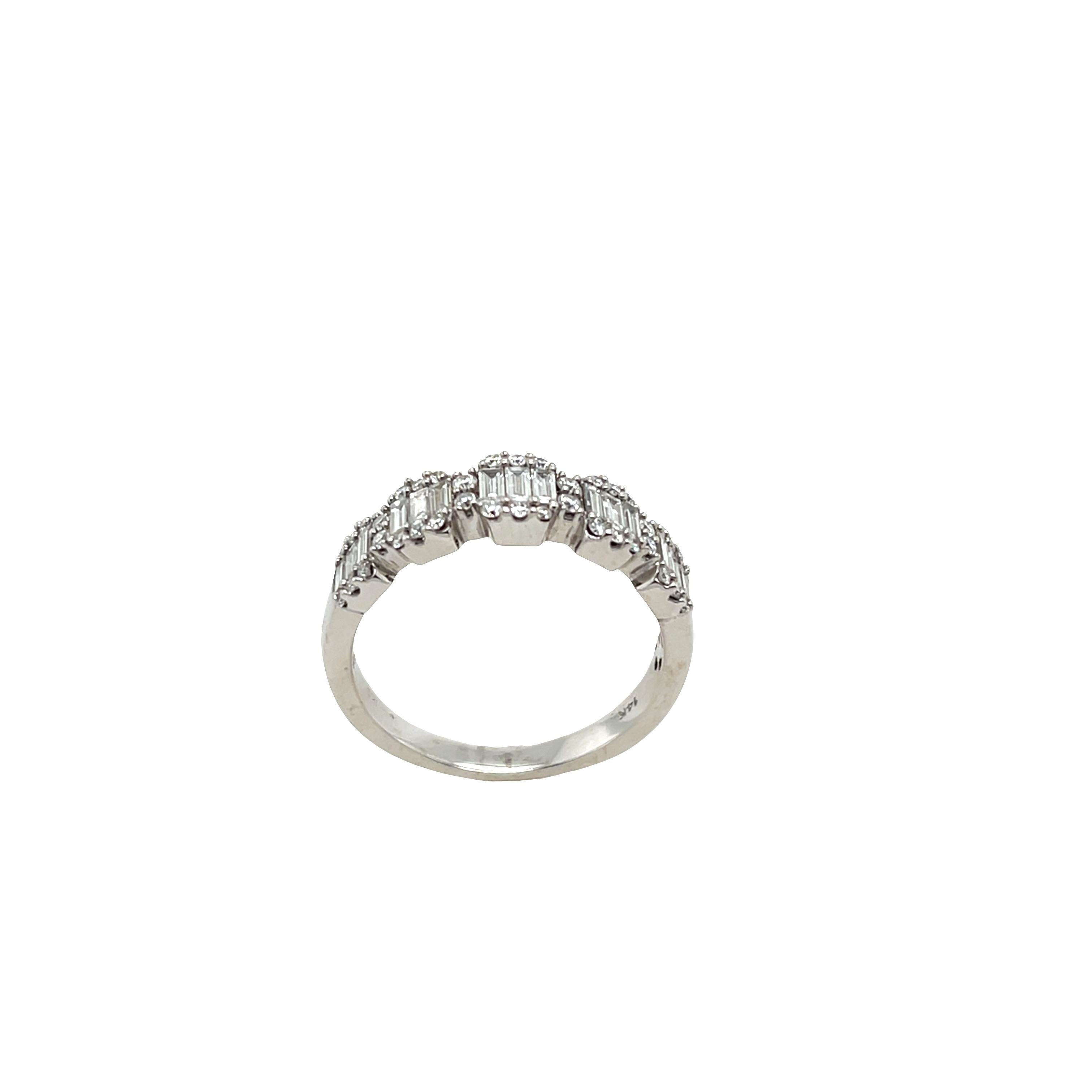 Anello a grappolo con diamanti incastonati in oro bianco 14 ct. In condizioni ottime in vendita a London, GB