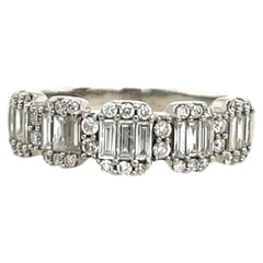 Anello a grappolo con diamanti incastonati in oro bianco 14 ct.