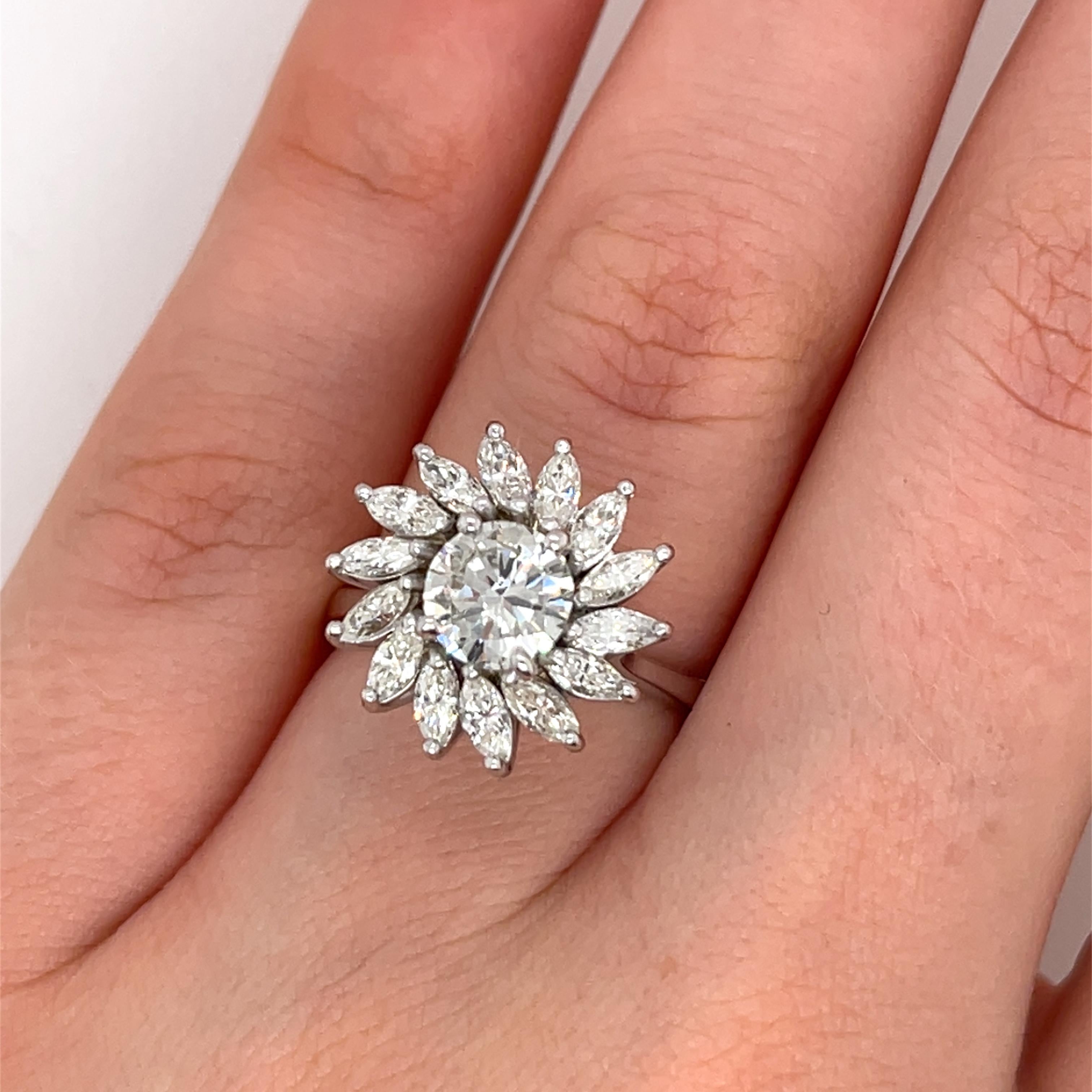 Cette magnifique bague présente une grappe de diamants de taille brillant entourée de diamants marquise
en or blanc 18ct. Le design met en valeur l'éclat des diamants.
Une pièce intemporelle, parfaite pour toutes les occasions.
Poids total des