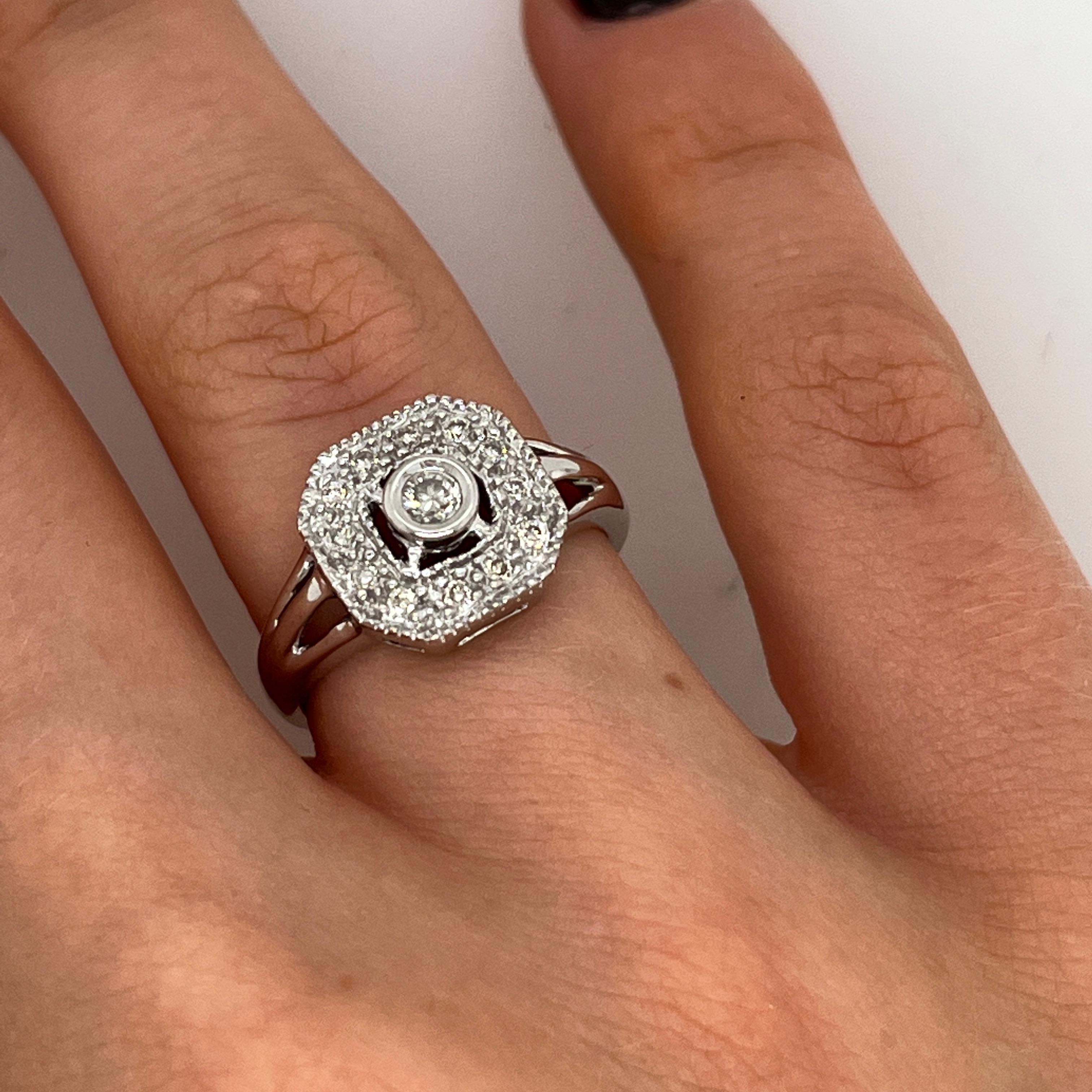 Un anello a grappolo di diamanti splendidamente realizzato, 
incastonato in oro bianco 9 carati, con 0,15 carati di carota naturale. 
diamanti disposti a grappolo. 
Peso totale dei diamanti: 0,15ct
Colore del diamante: marrone
Chiarezza del