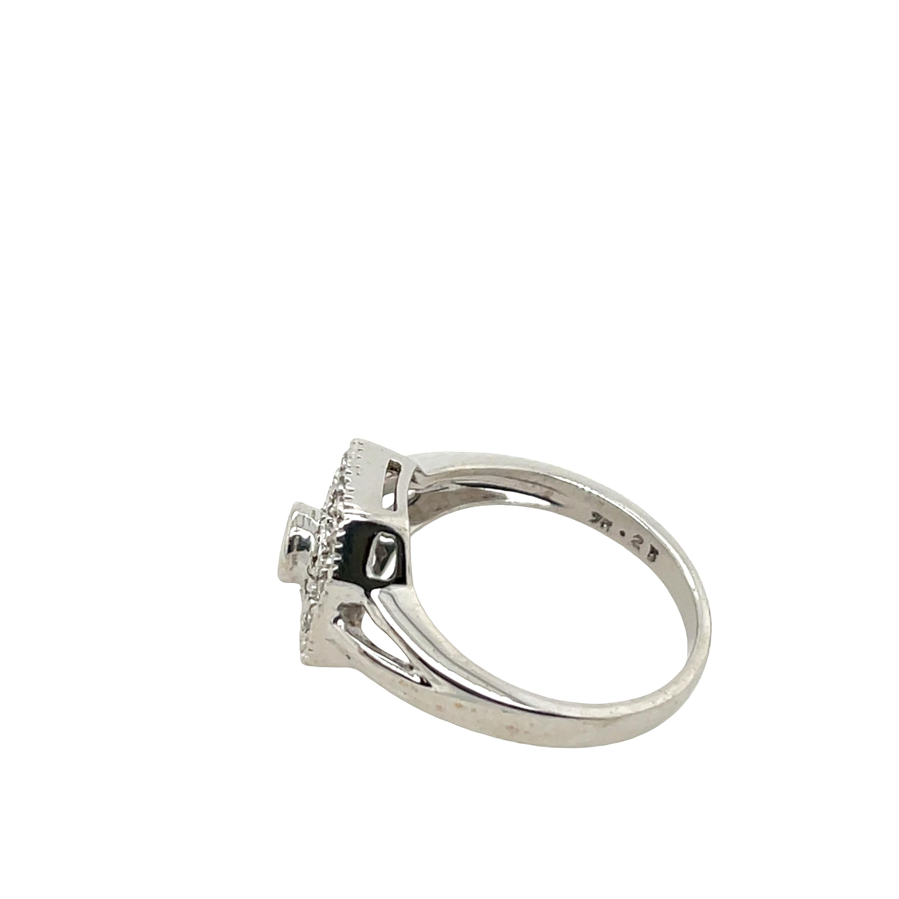 Donna Anello a grappolo con diamanti incastonati in oro bianco 9 carati in vendita