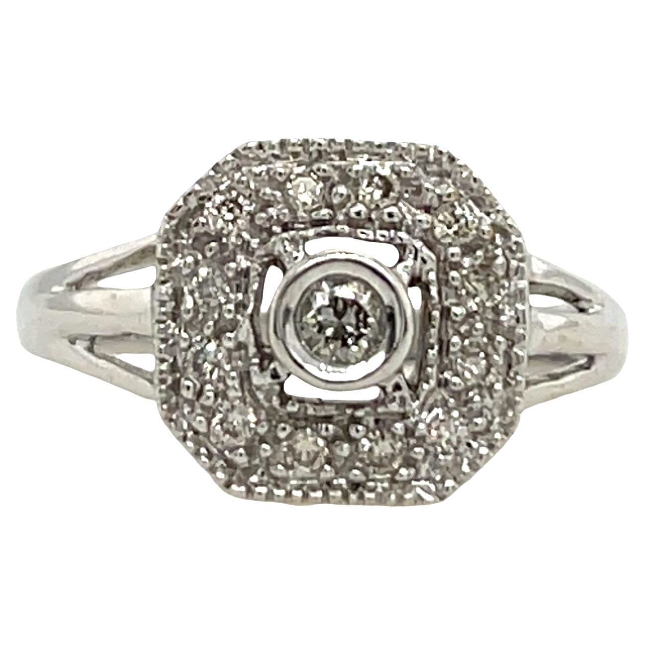 Anello a grappolo con diamanti incastonati in oro bianco 9 carati