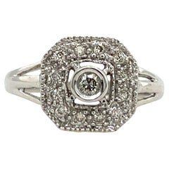 Anello a grappolo con diamanti incastonati in oro bianco 9 carati