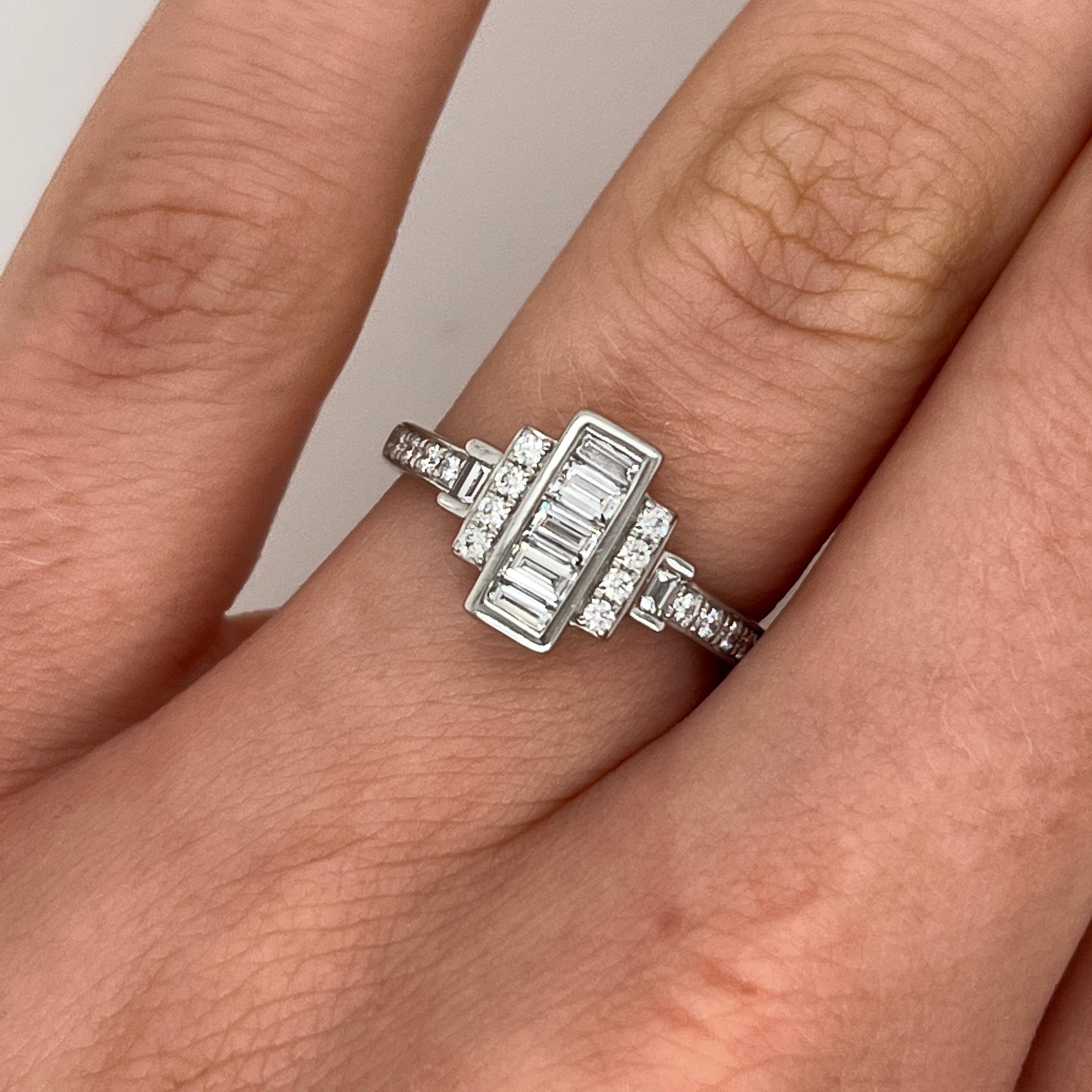 Un anillo de racimo atemporal elaborado en platino, 
engastada con un total de 0,40 ct de diamantes naturales. 
El diseño presenta una hermosa combinación 
de diamantes redondos brillantes y talla baguette, 
creando un brillo sofisticado y un estilo