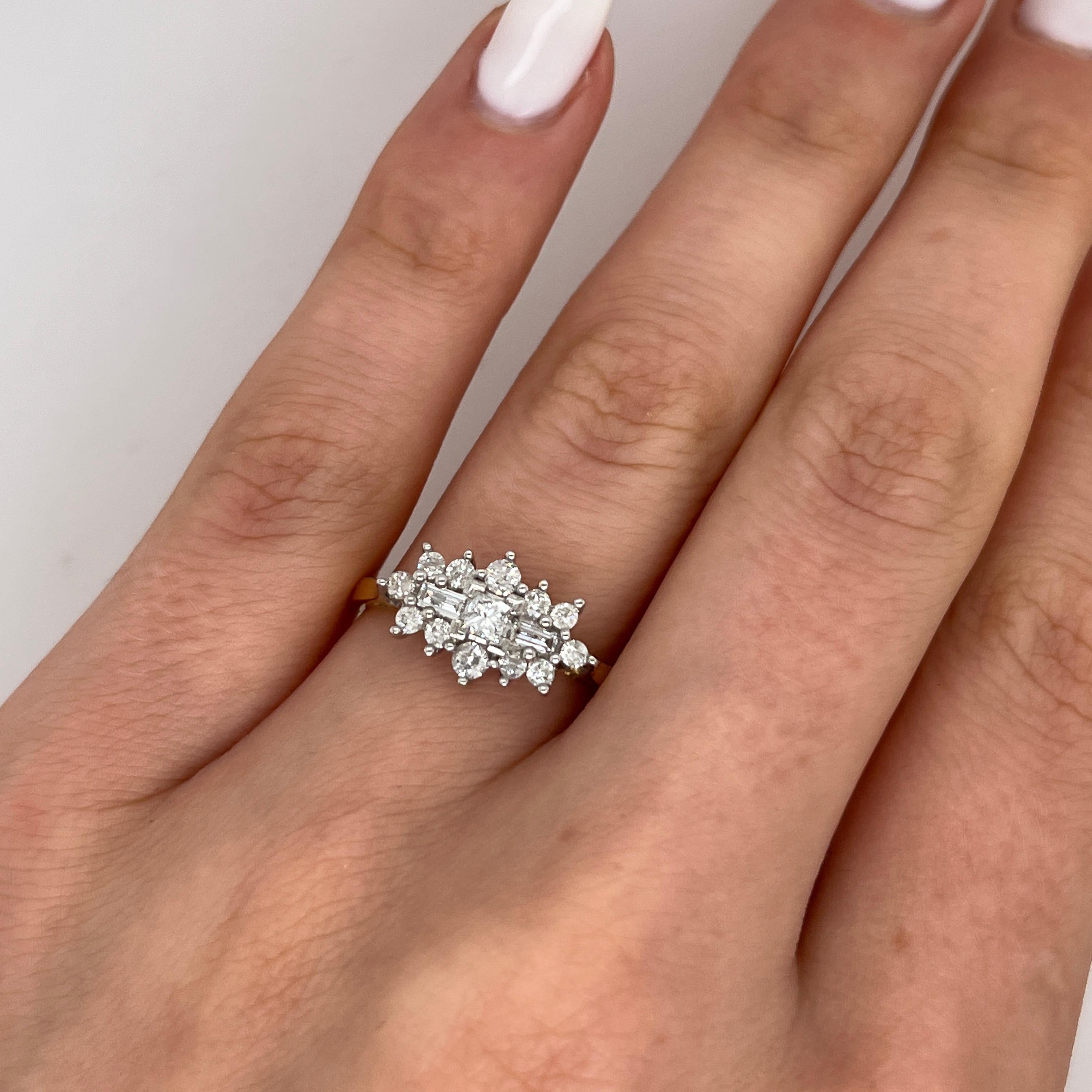 Ein wunderschön gearbeiteter Diamant-Cluster-Ring, 
gefasst in 18 Karat Gelb- und Weißgold, 
mit 0,50ct natürlichem 
Diamanten, die in einer Cluster-Fassung angeordnet sind. 
Gesamtgewicht der Diamanten: 0,50ct
Farbe des Diamanten: H
Diamant